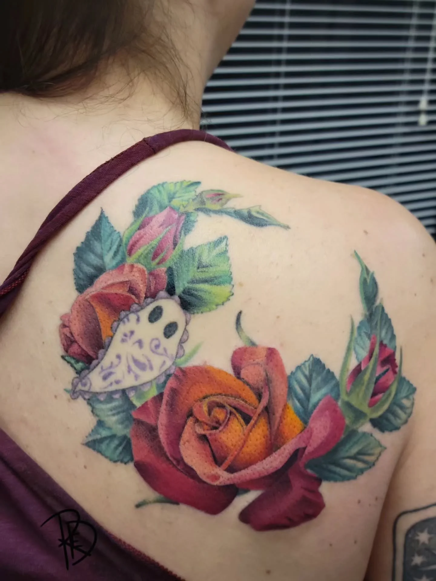 🌹Floral Crescent🌹

The little Ghosty is a precious artists, we decided to keep the little guy abd give him a nice garden to drift by! 
Had so much fun with this! Colour is always a great time&hearts;️

#tattoomodel #tattooed #tattoo