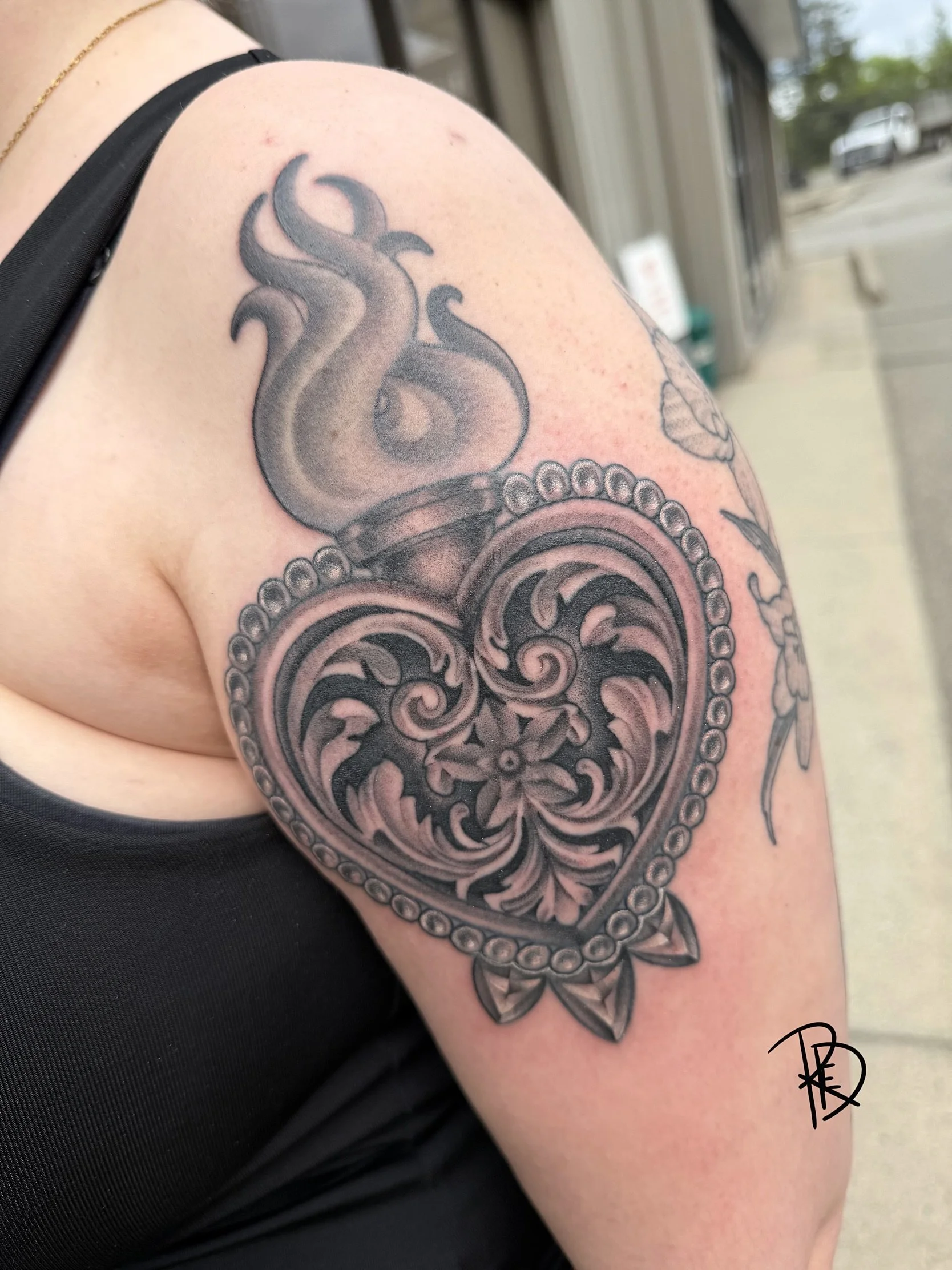 🌹 Ornamental Heart 🌹 

Always love our absolutely unhinged and belly laughing sessions! You&rsquo;re awesome!

#tattoo #tattooed #tattooart