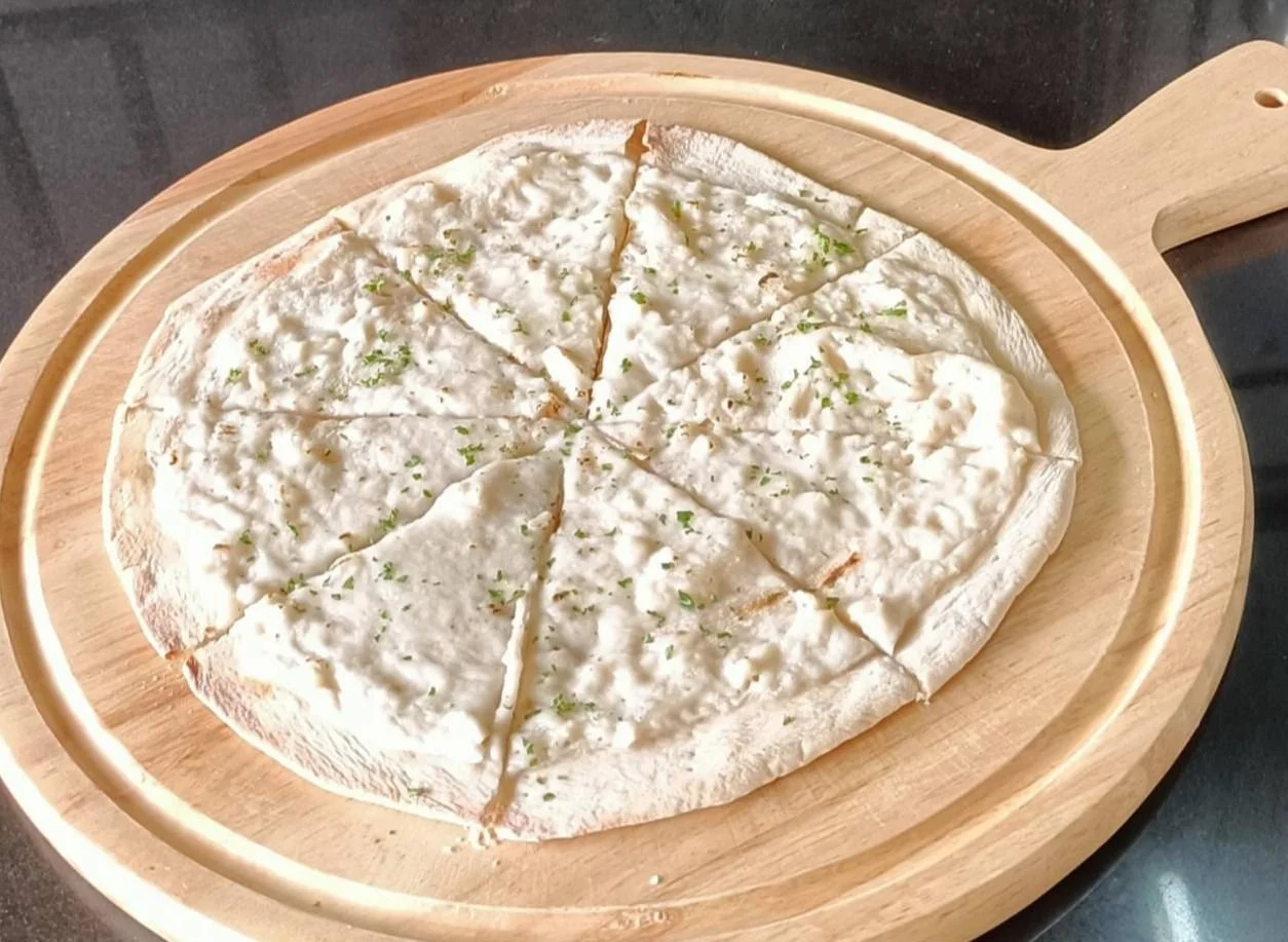Cheezy Garlic Pizza.jpg