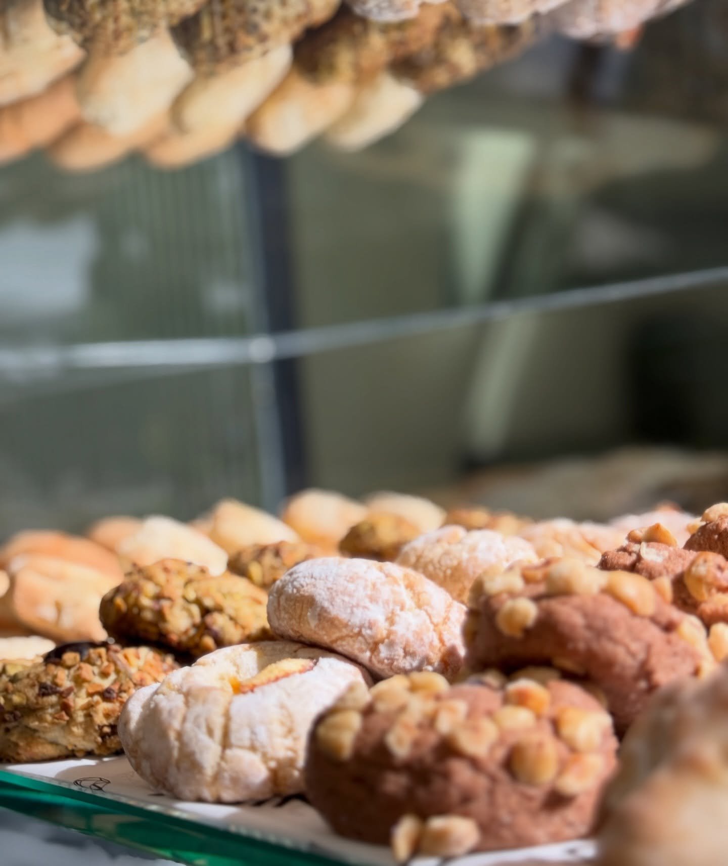 Saturday is all about sunshine and reflections. ☀️🌈
(and maybe one of Joe&rsquo;s biscotti!)

#sabato #saturday #grazie #reflection #sunshine #grateful #saluministi #biscotti #paninoteca #siempre
