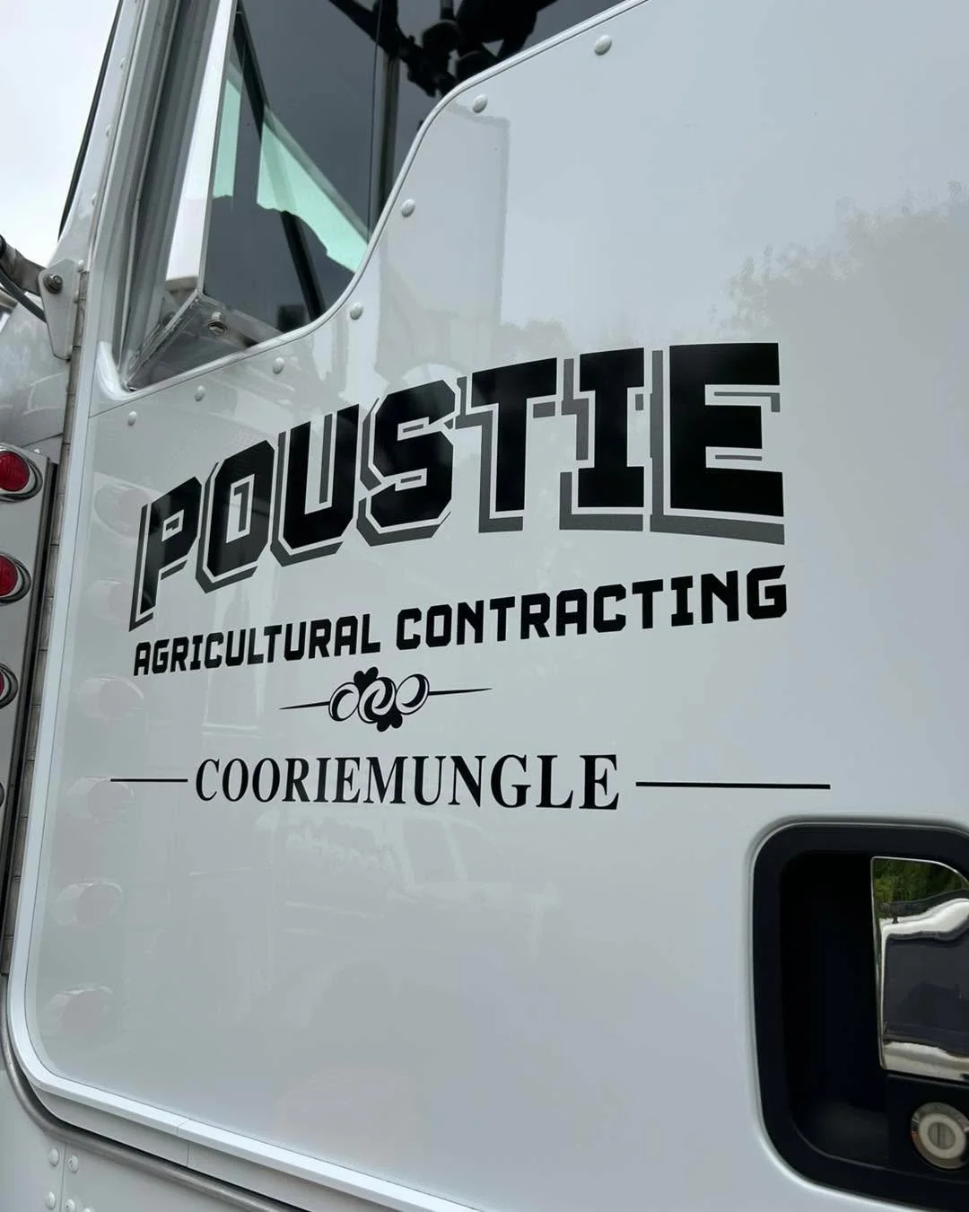New Logo design and applied on this very neat Kenworth 909 for Poustie AG in Cooriemungle. Jason and the boys were wanting an old school logo but also to match the fresh look of the Truck
#kenworth #909 #logodesign ##graphicartist #timboonsigns #apos