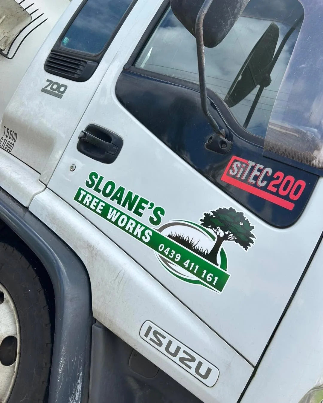 🚛✨ Fresh branding on the move!
We&rsquo;ve just finished applying and making a new logo for Sloanes Tree Works &mdash; using two premium finishes:
✅ Permanent vinyl for long-term durability
✅ One-way vision for a sleek, practical look on side window
