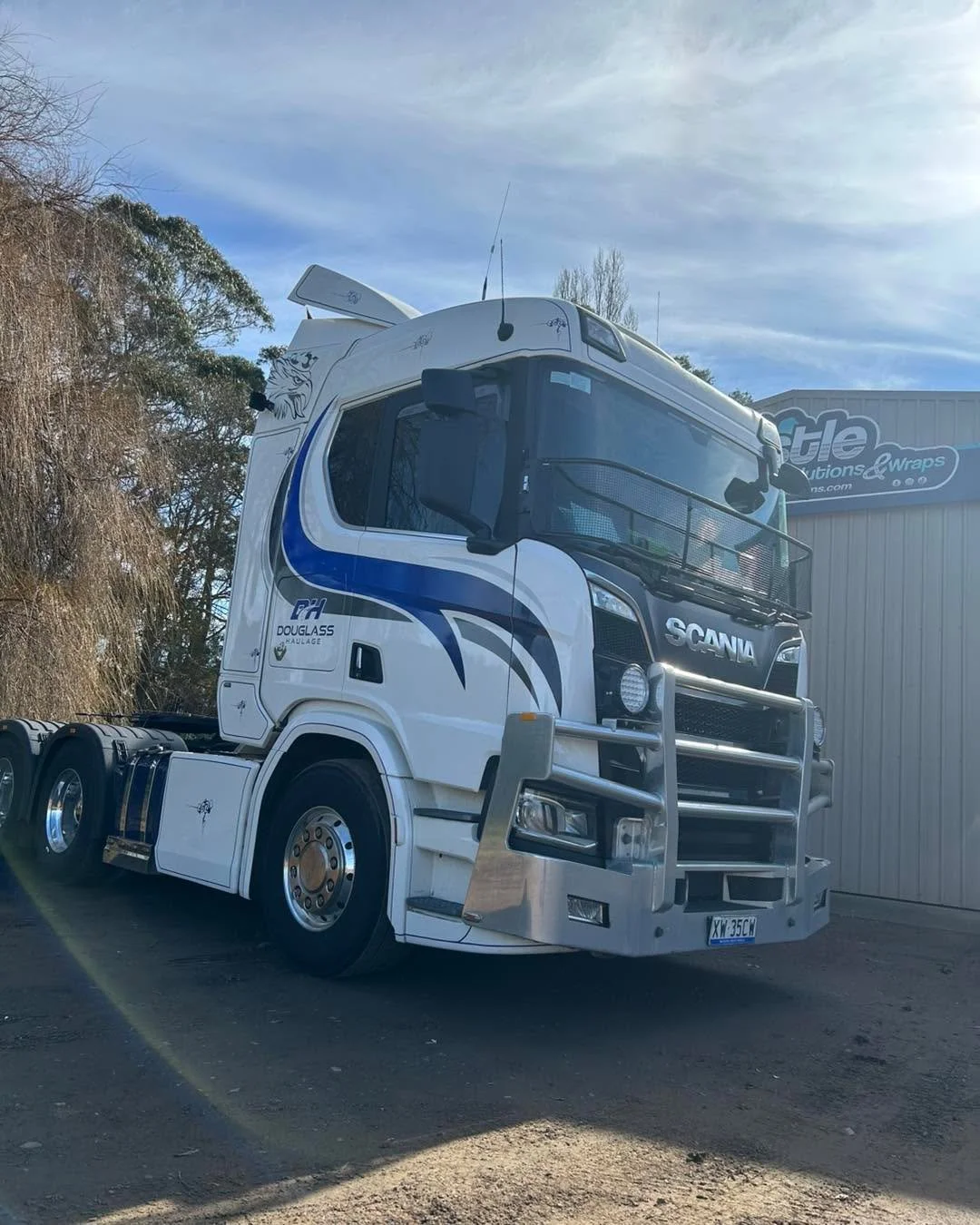 Lined up and looking sharp!
Another freshly wrapped and pinstriped truck joins the Douglass Haulage fleet &mdash; keeping their image as strong as our service. 💪
#DouglassHaulage #FleetLineup #TruckingPride #OnTheRoad #HaulageLife #scanıa #apostlesi