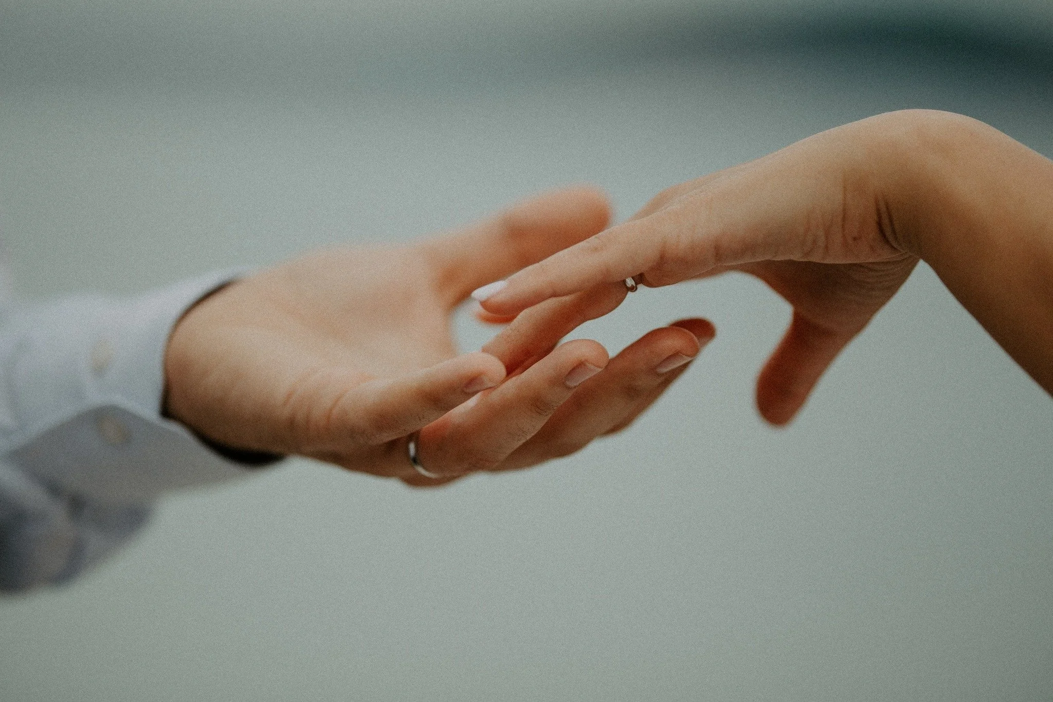 Сватбена фотография двойка се държи за ръце | MZphotostory