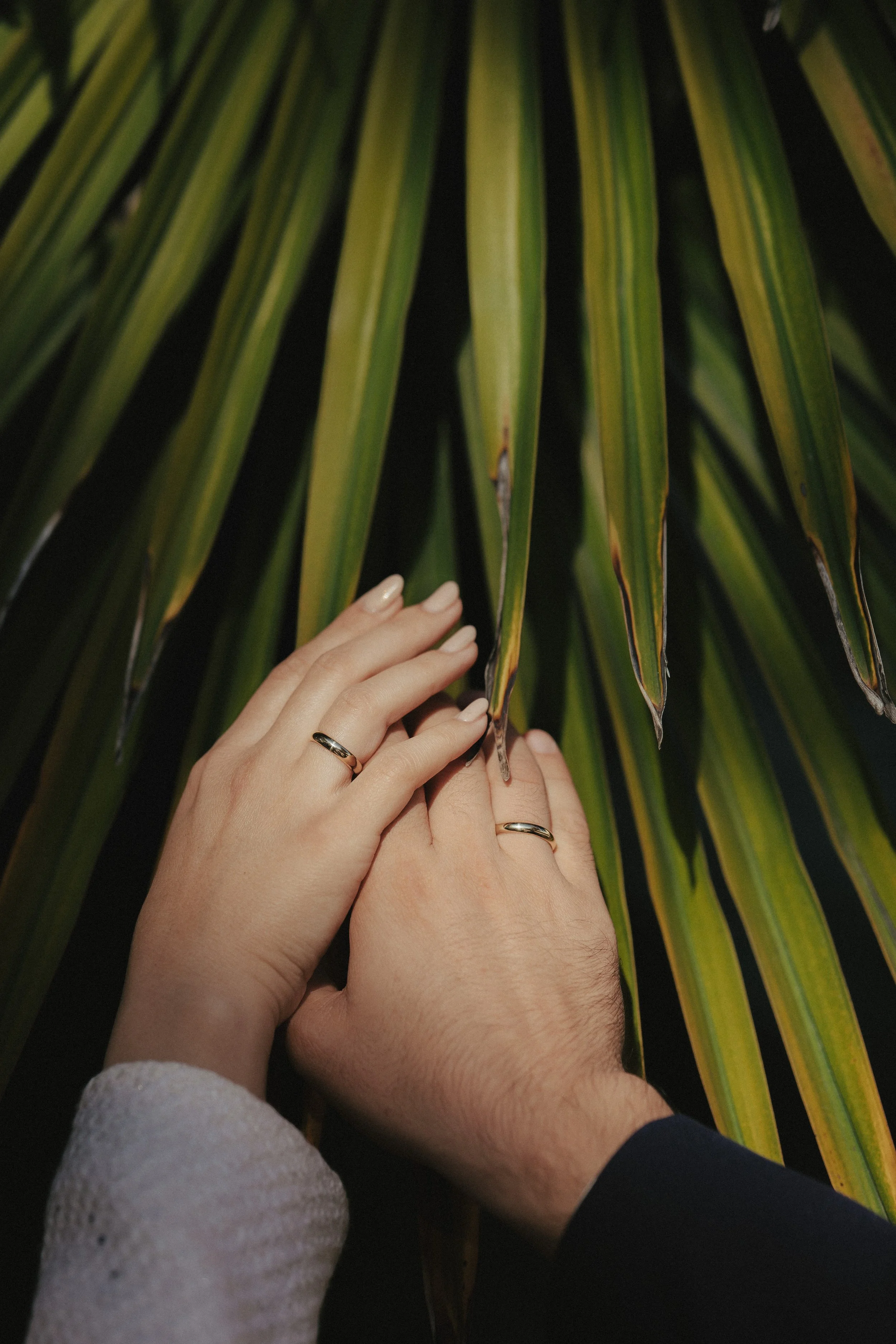 Сватбена фотография двойка ръце с пръстени - M&Z Photostory