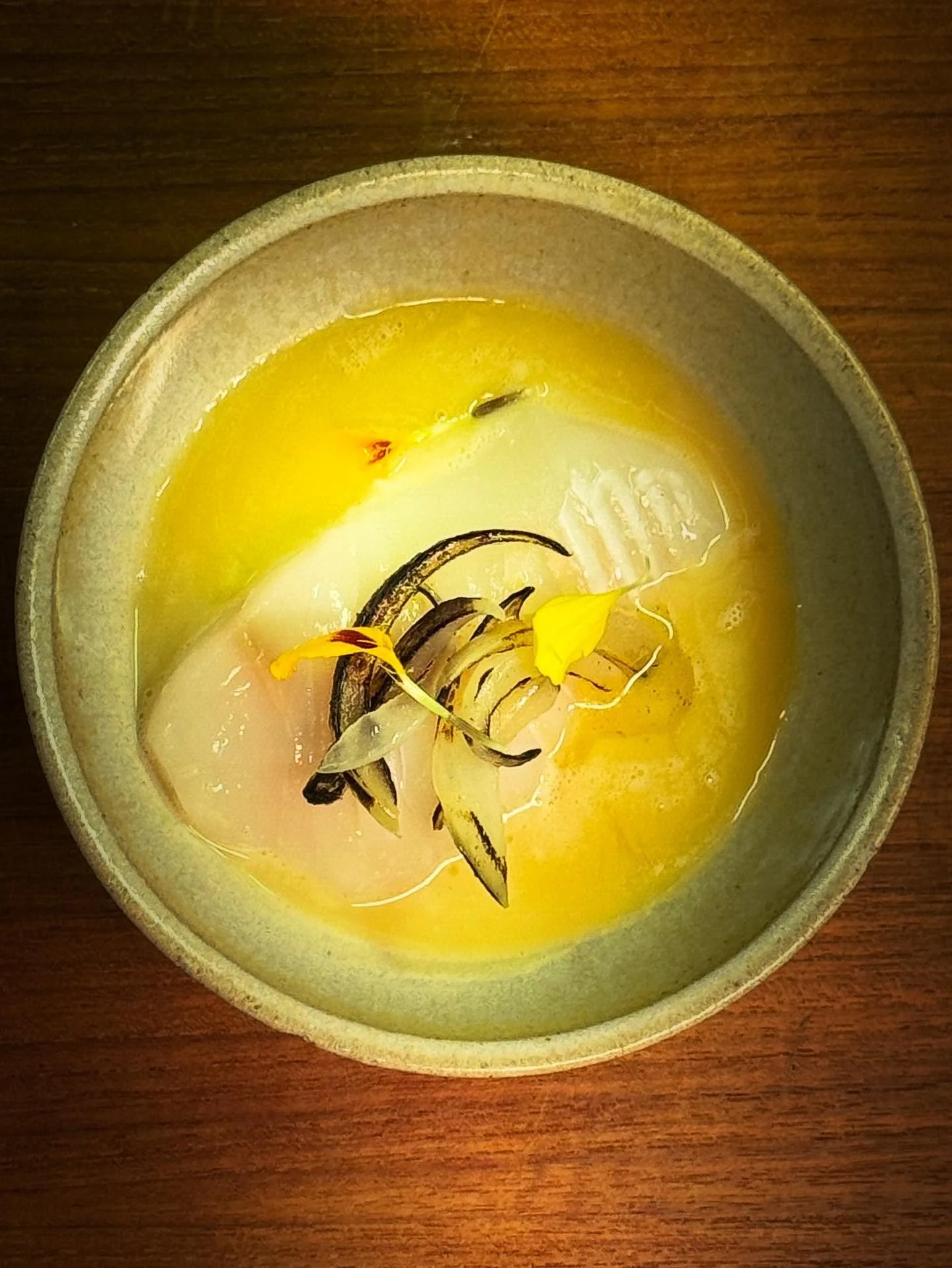 H&auml;lleflundra, jord&auml;rtskocka, grillad l&ouml;k &amp; tagetes
#lyranmatbar #senh&ouml;st