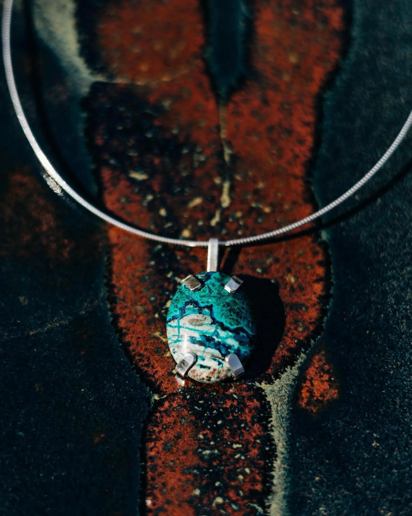 Tigra &auml;r ett litet smyckesf&ouml;retag baserat i Malm&ouml;. Alla smycken designas och handtillverkas personligen av Tigra, med stor omsorg och k&auml;nsla f&ouml;r detaljer. Hon arbetar fr&auml;mst med &aring;tervunnet silver som hon sj&auml;lv