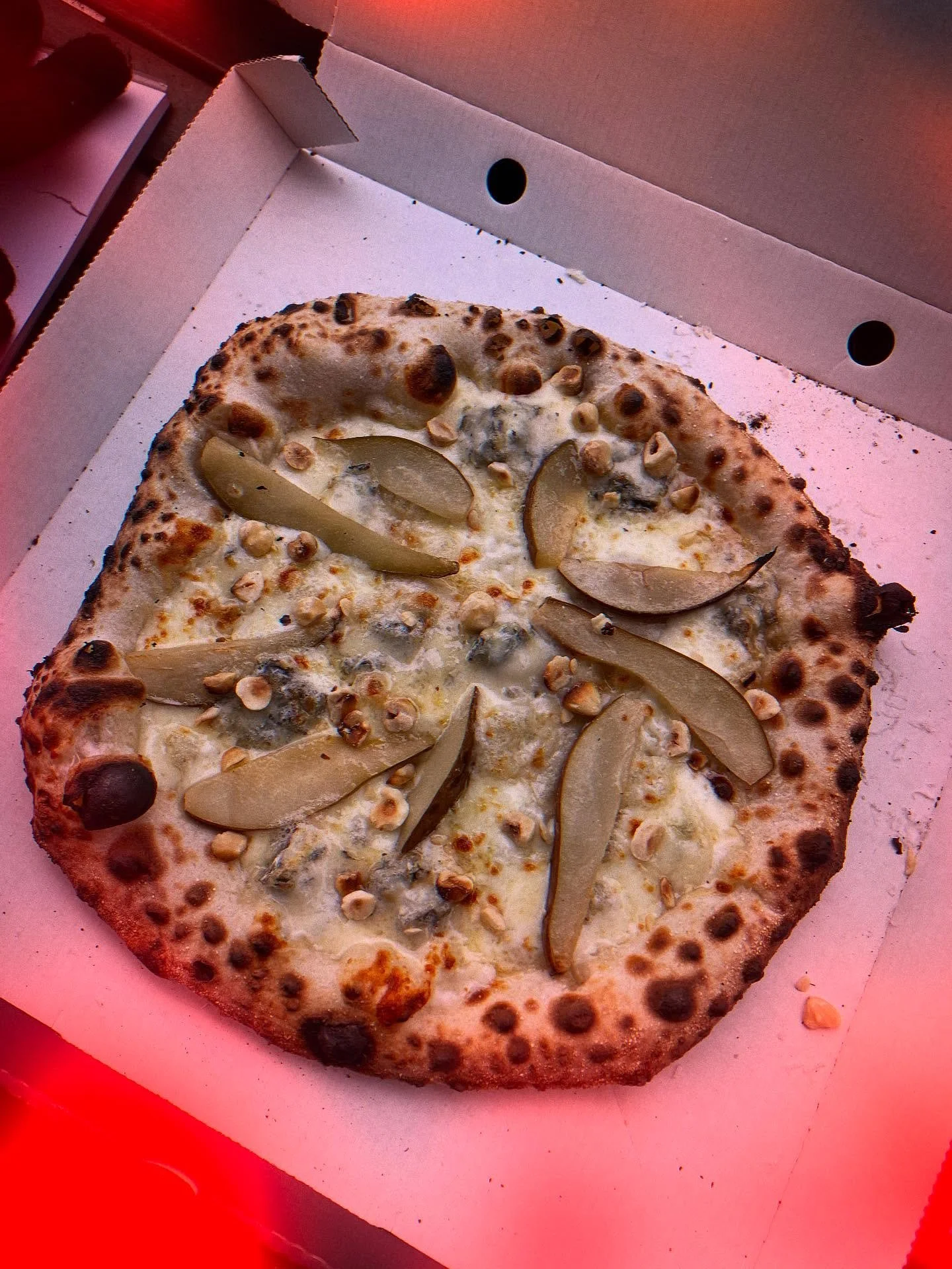 Opopop-up! Your neighbourhood pizza elves are back on a street corner near you. Fresh &amp; festive hot pizza guaranteed to warm any winter&rsquo;s day! 🍕❤️❄️
See you at Julhyllans MikroMarknad!
S&ouml;n 30 Nov. F&ouml;rsta Advent
Kl. 12-18
#pizza #