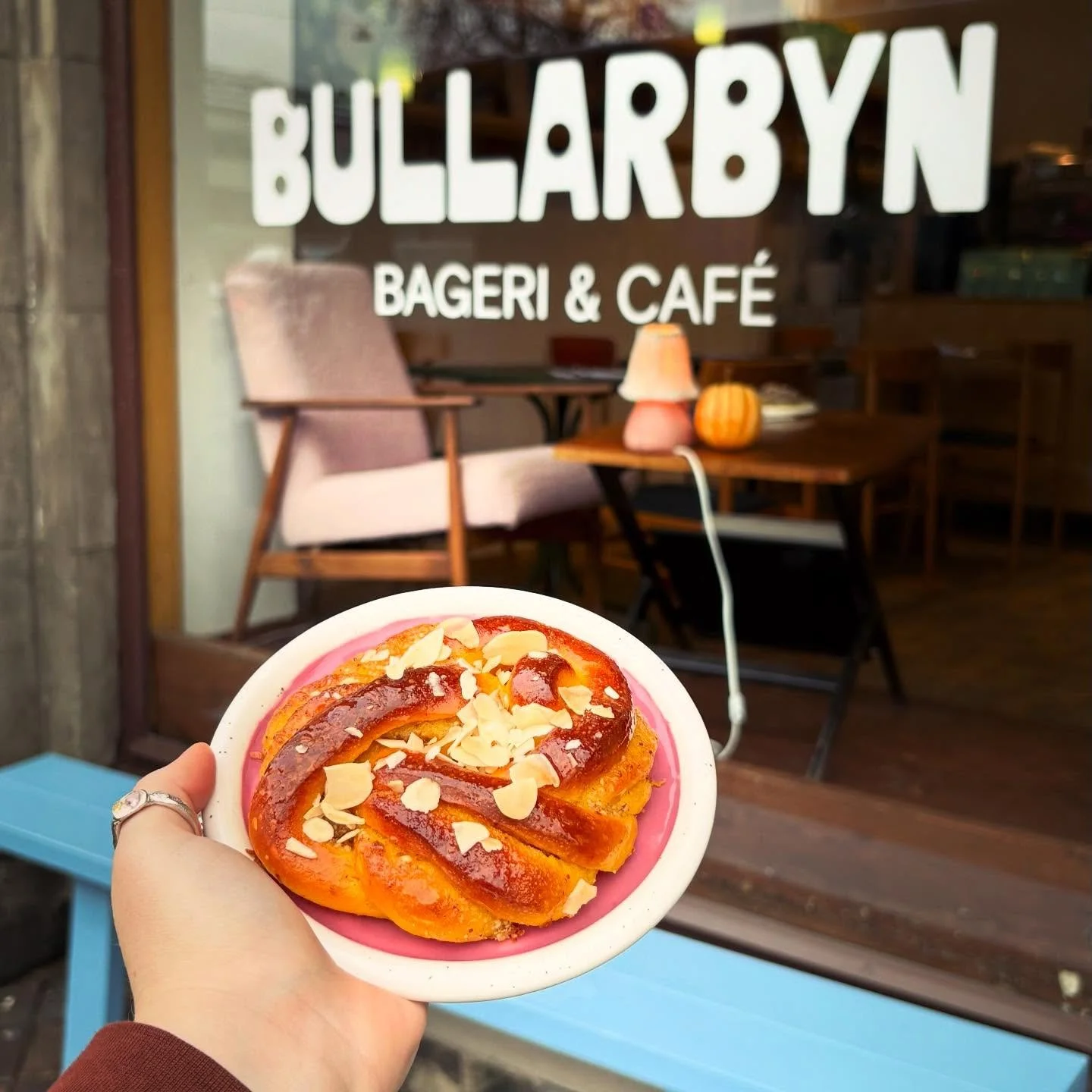 S&ouml;ndag 30 Nov. F&ouml;rsta Advent 🕯️
at Julhyllans MikroMarknad:
Bullarbyn invites you to truly international julfika! We will have our saffron buns made with organic igredients, Valencia almonds and orange zest, Polish style poppyseed buns wit