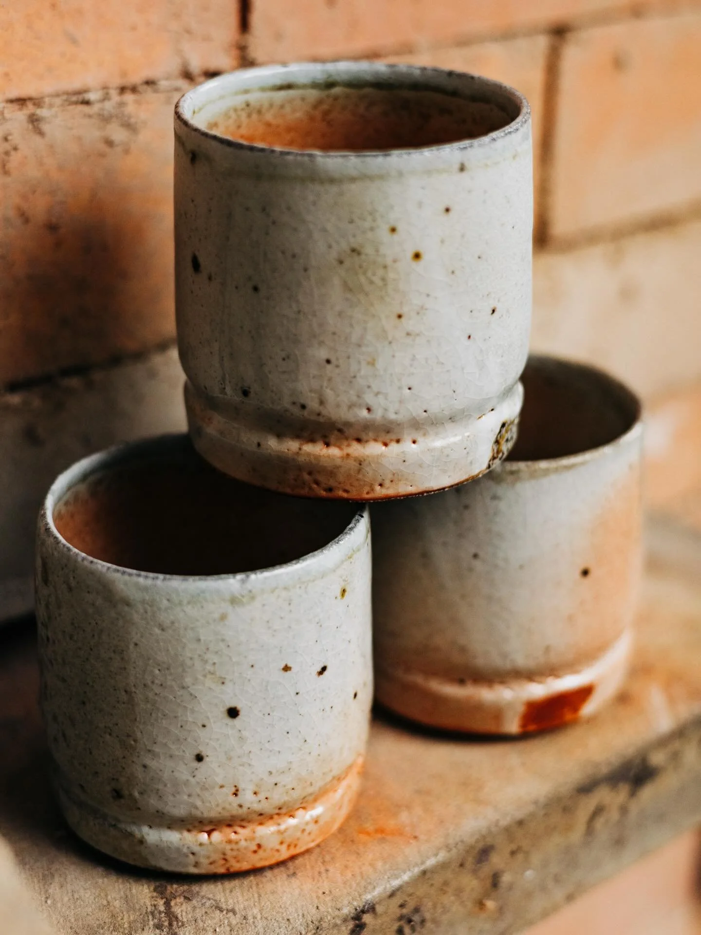 @studio_idun &auml;r tillbaka i &aring;r igen p&aring; Julhyllans MikroMarknad, med nya alster fr&aring;n ugnarna och h&ouml;stens vedbr&auml;nningar. 
Haffa lite nya gl&ouml;gg-koppar eller en vas till sv&auml;rmor! 

Vi ses p&aring; Lyran s&ouml;nd