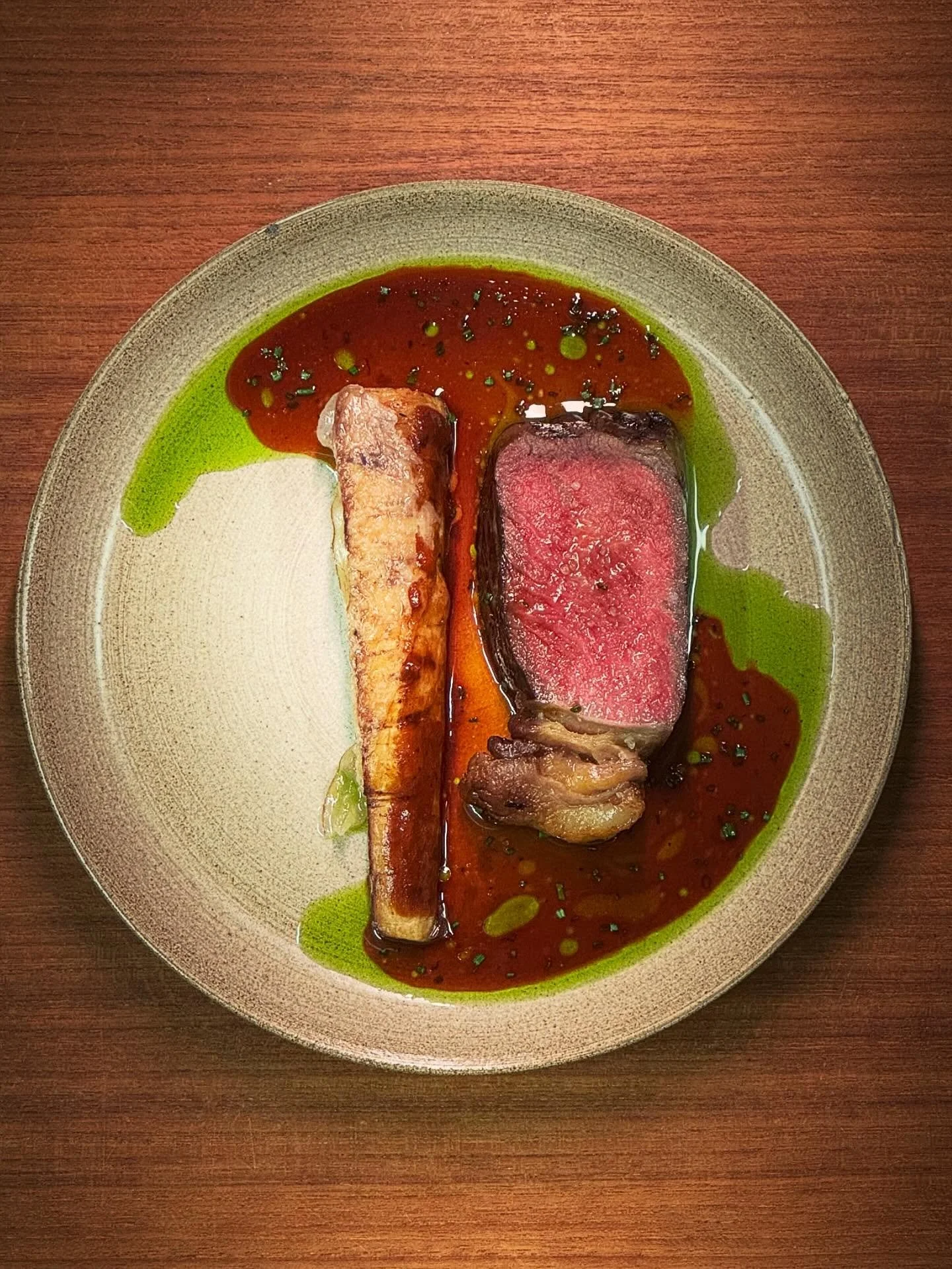 Biff, glaze m/ calamansicitrus, gr&auml;sl&ouml;k, persiljerot &amp; lardo 
#lyranmatbar #vinter