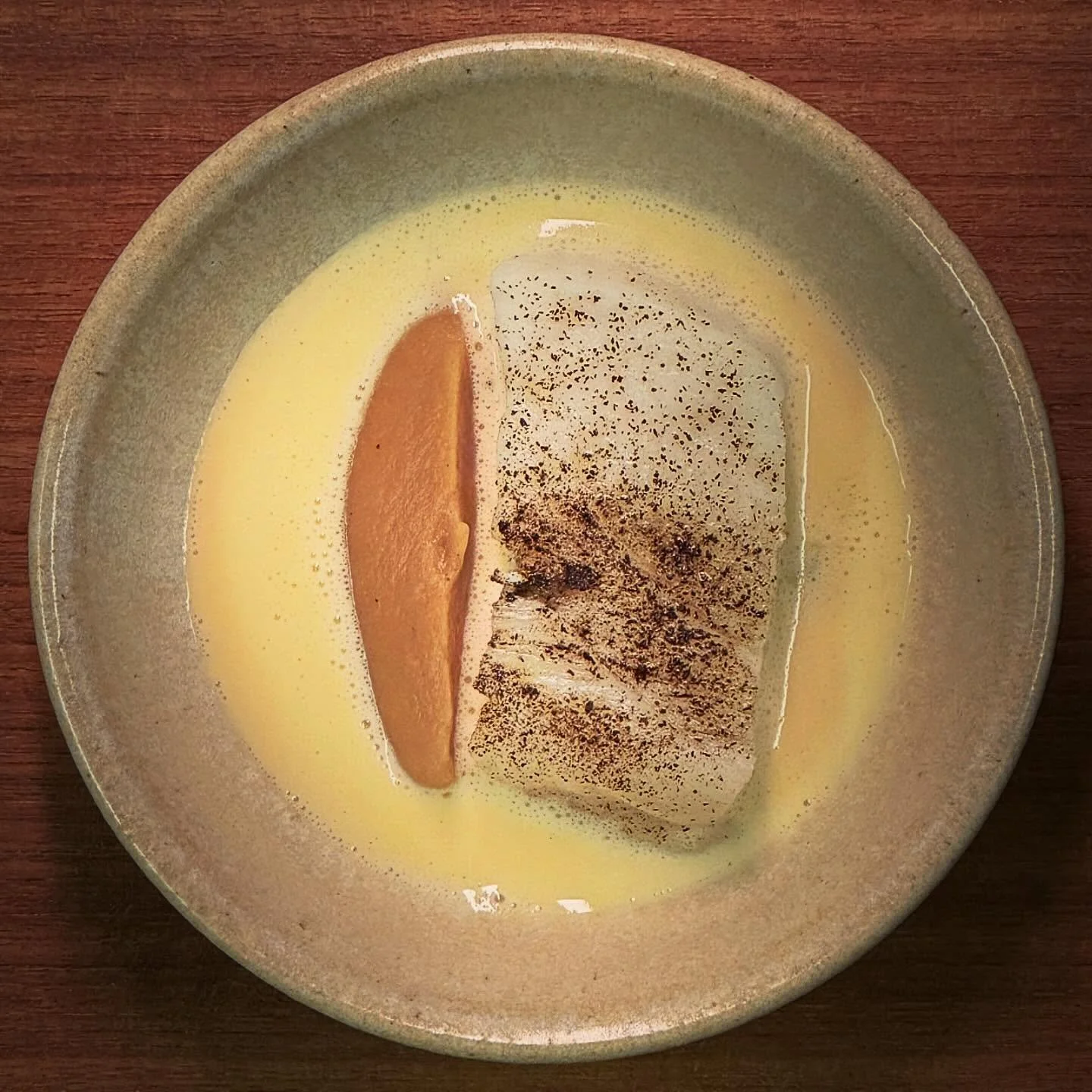 H&auml;lleflundra, purjol&ouml;k, rotselleri &amp; fermenterad vit sparris beurre blanc 
#lyranmatbar #vinter