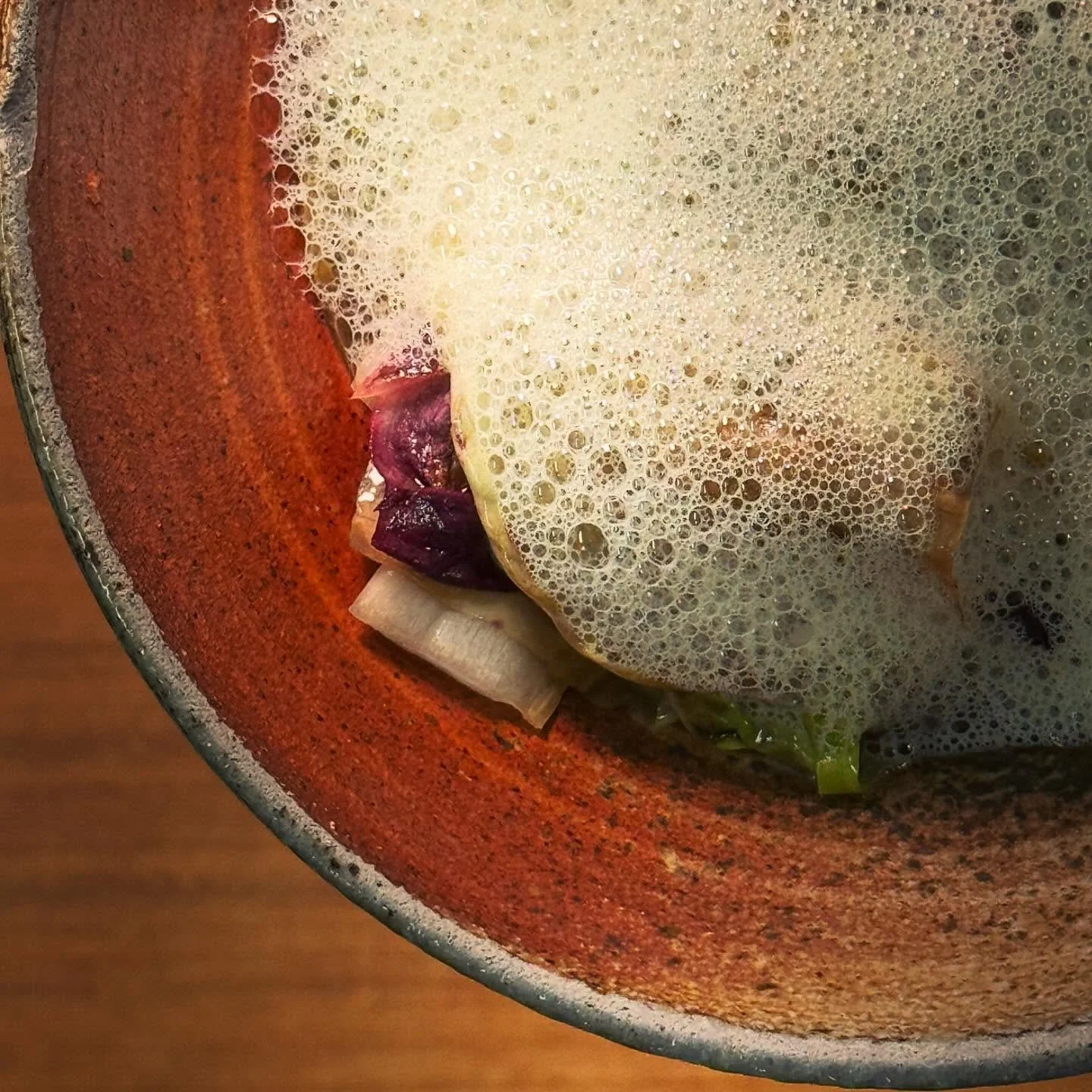 Bittra blad (Castel Franco, Endive, Radicchio) bj&ouml;rksav, pistasch &amp; confit vitl&ouml;k 
#lyranmatbar #bittervinter