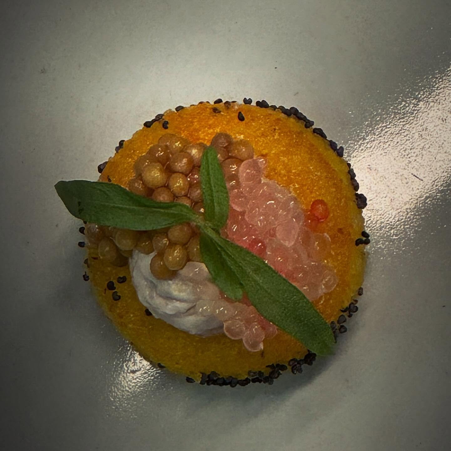 Polenta, violette kr&auml;m, picklade senapsfr&ouml;n &amp; kyndel 🌱
#lyranmatbar #darewesayspring