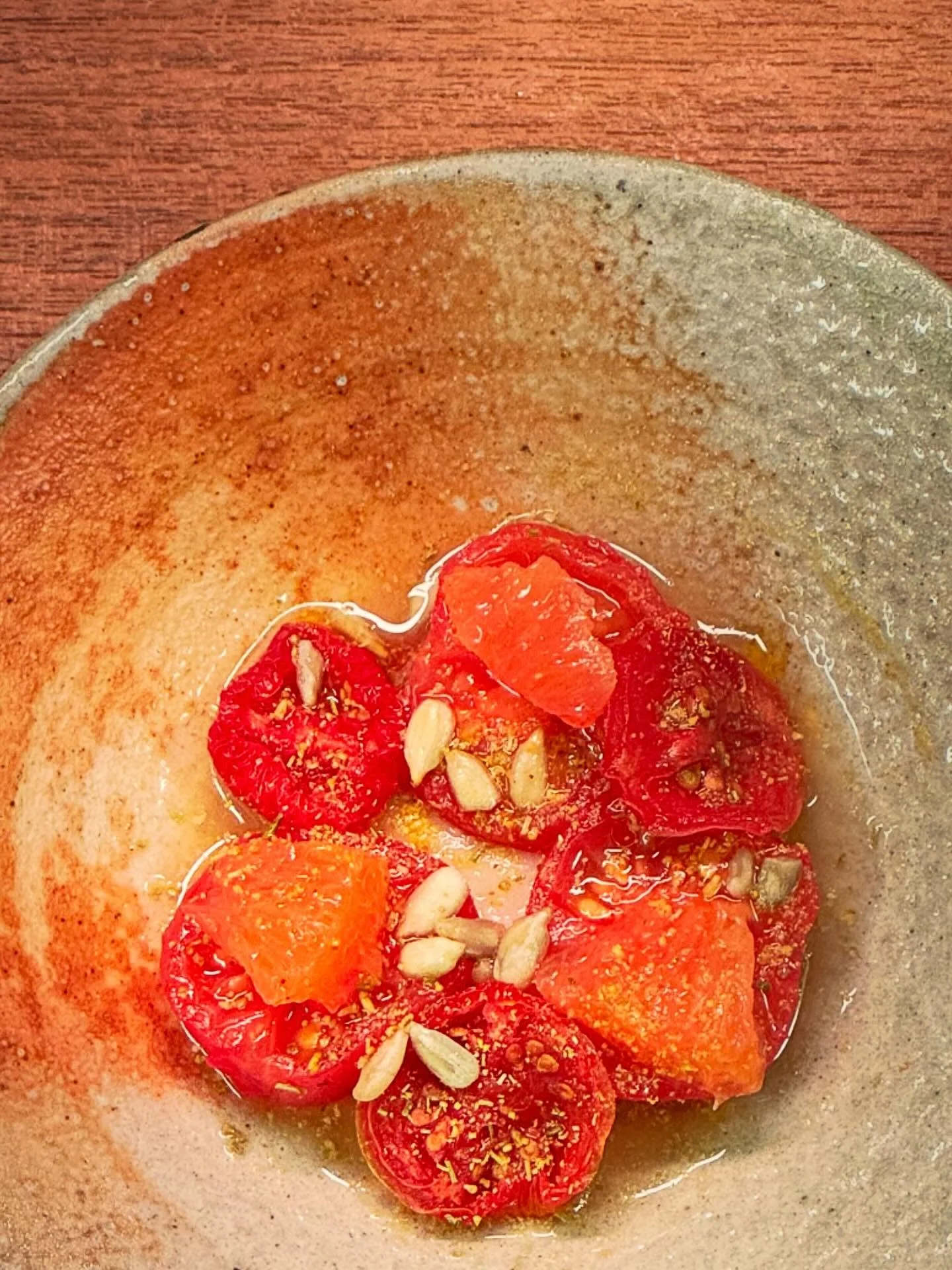 Torkade, r&aring;a &amp; fermenterad tomater m/ blomk&aring;l &amp; f&auml;nk&aring;lspollen
#lyranmatbar #tonight