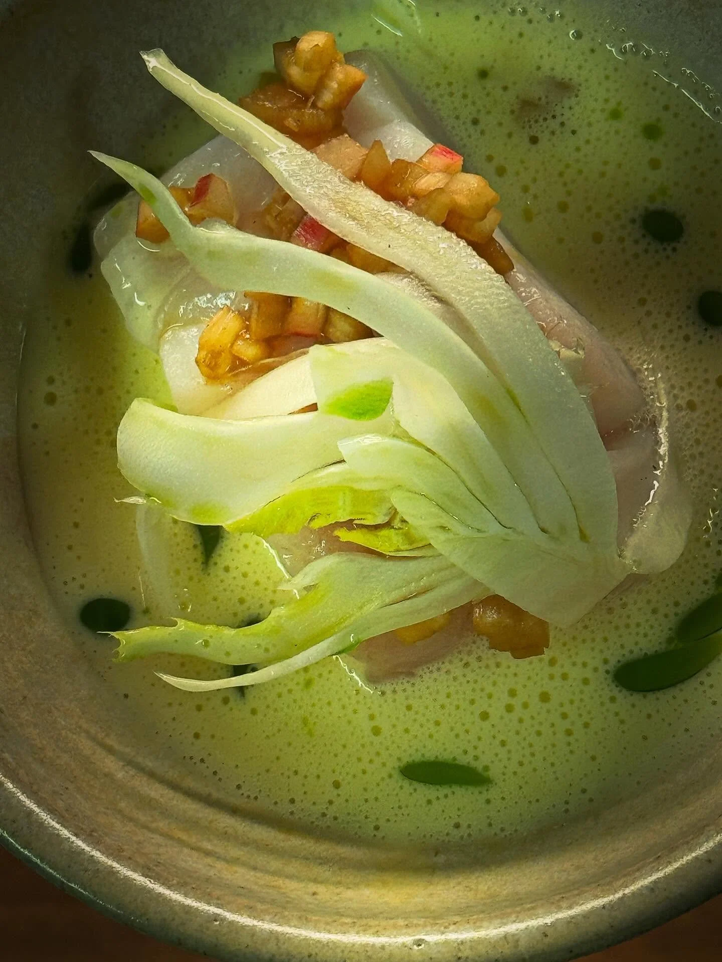 Skreitorsk, vit sparris beurre blanc, glasrabarber &amp; dill
#lyranmatbar #darewesayspring 🌱