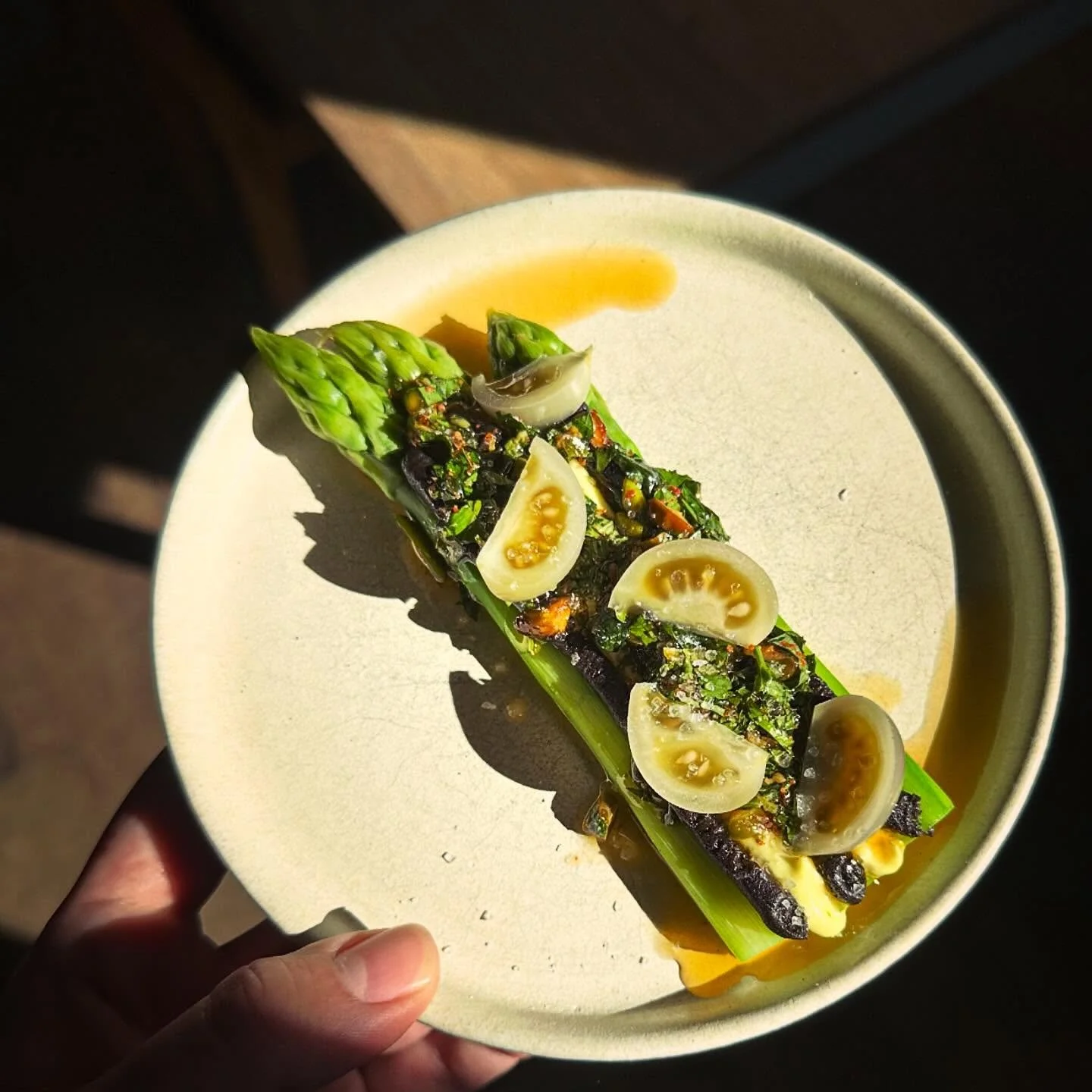 Gotl&auml;ndsk sparris, saltad citron, svart vitl&ouml;k &amp; gr&ouml;na tomater 
#lyranmatbar #v&aring;r 🌱