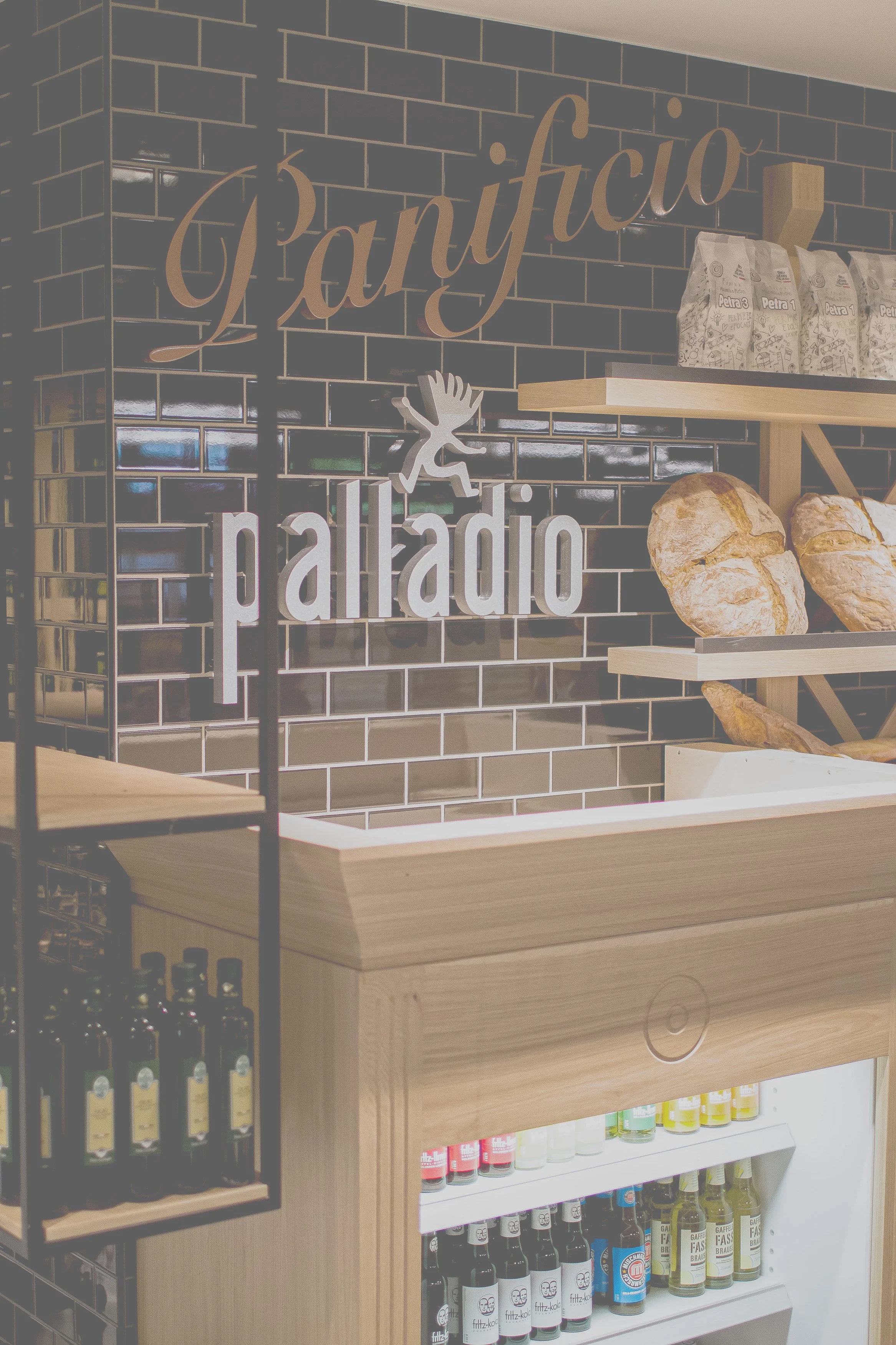Italienische Brotsorten an moderner Verkaufstheke Köln