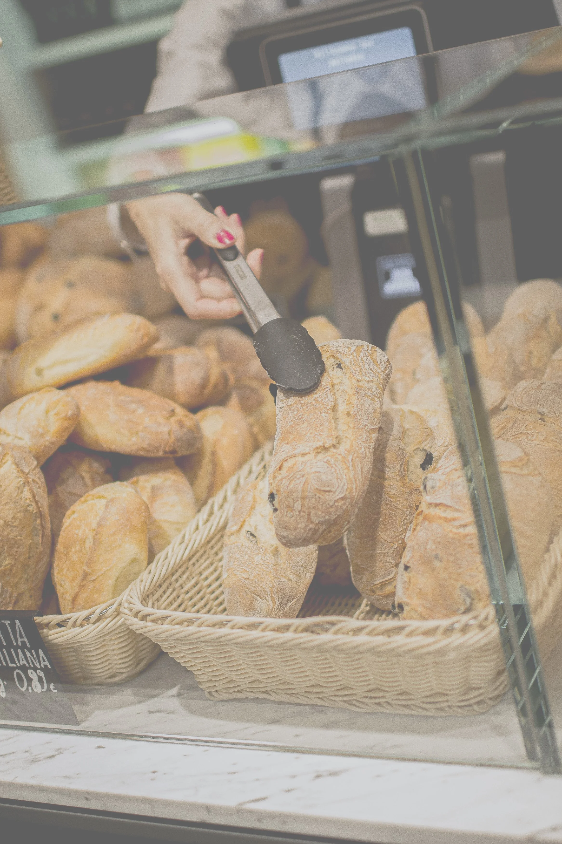 Italienische Brotsorten an moderner Verkaufstheke Köln