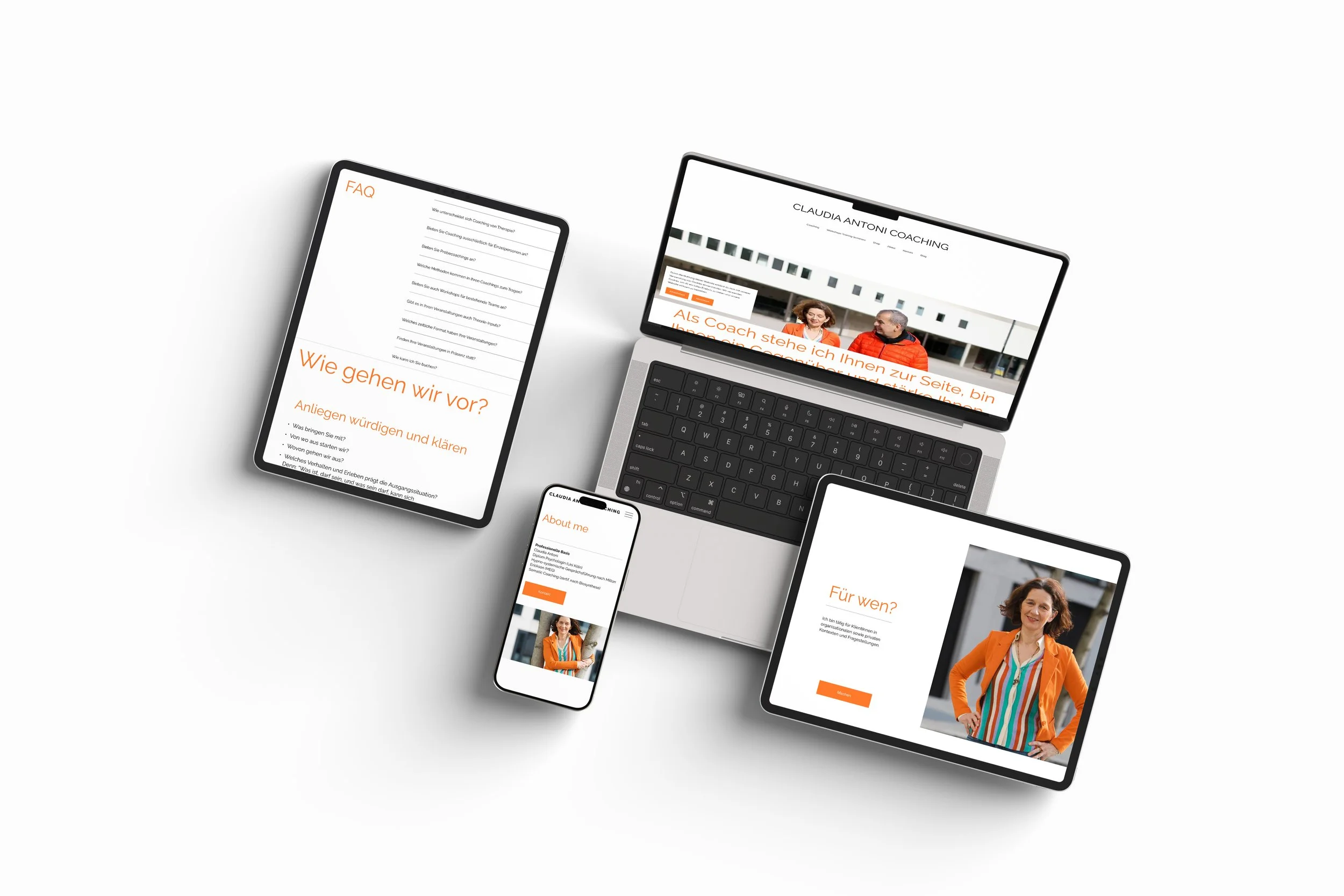 Mehrere elektronische Geräte zeigen eine Website über Coaching, einschließlich eines Tablets, eines Smartphones, eines Laptops und eines weiteren Tablets, die hauptsächlich weiße Hintergründe mit orangefarbenem Text und Bildern von einer Frau im orangefarbenen Jacke zeigen.