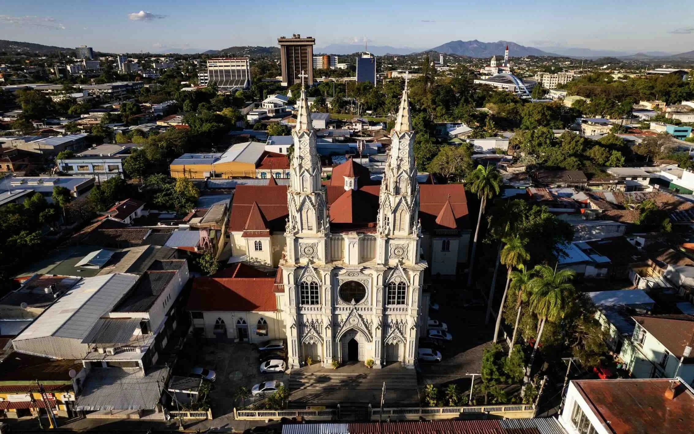 Sending Money to El Salvador Without Paying 10% in Fees: A Practical Guide