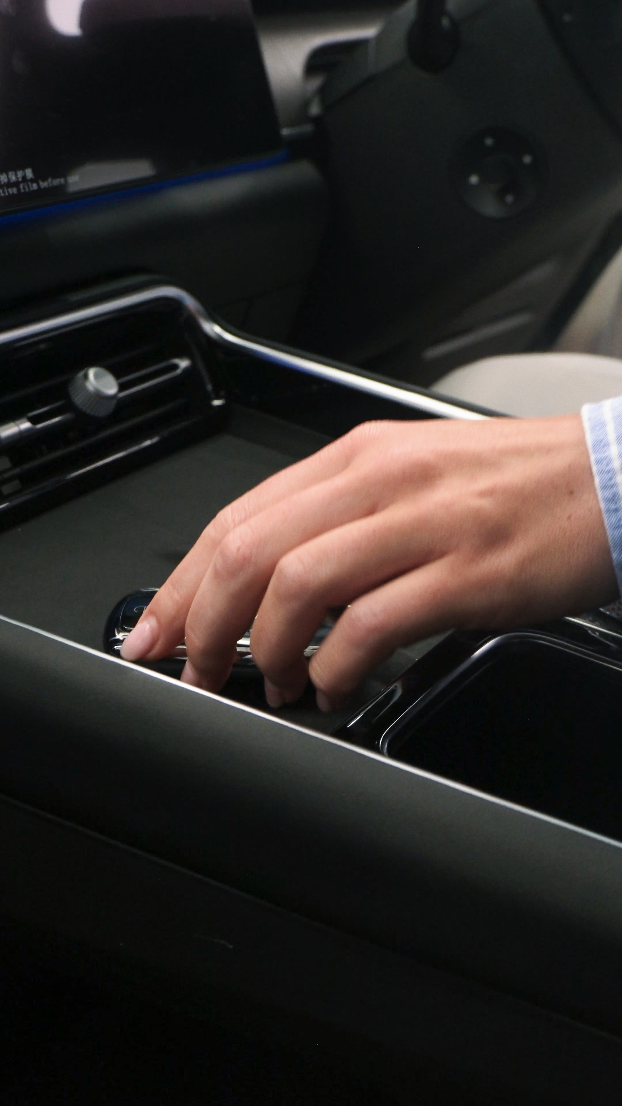 Hand_CarKeys.jpg