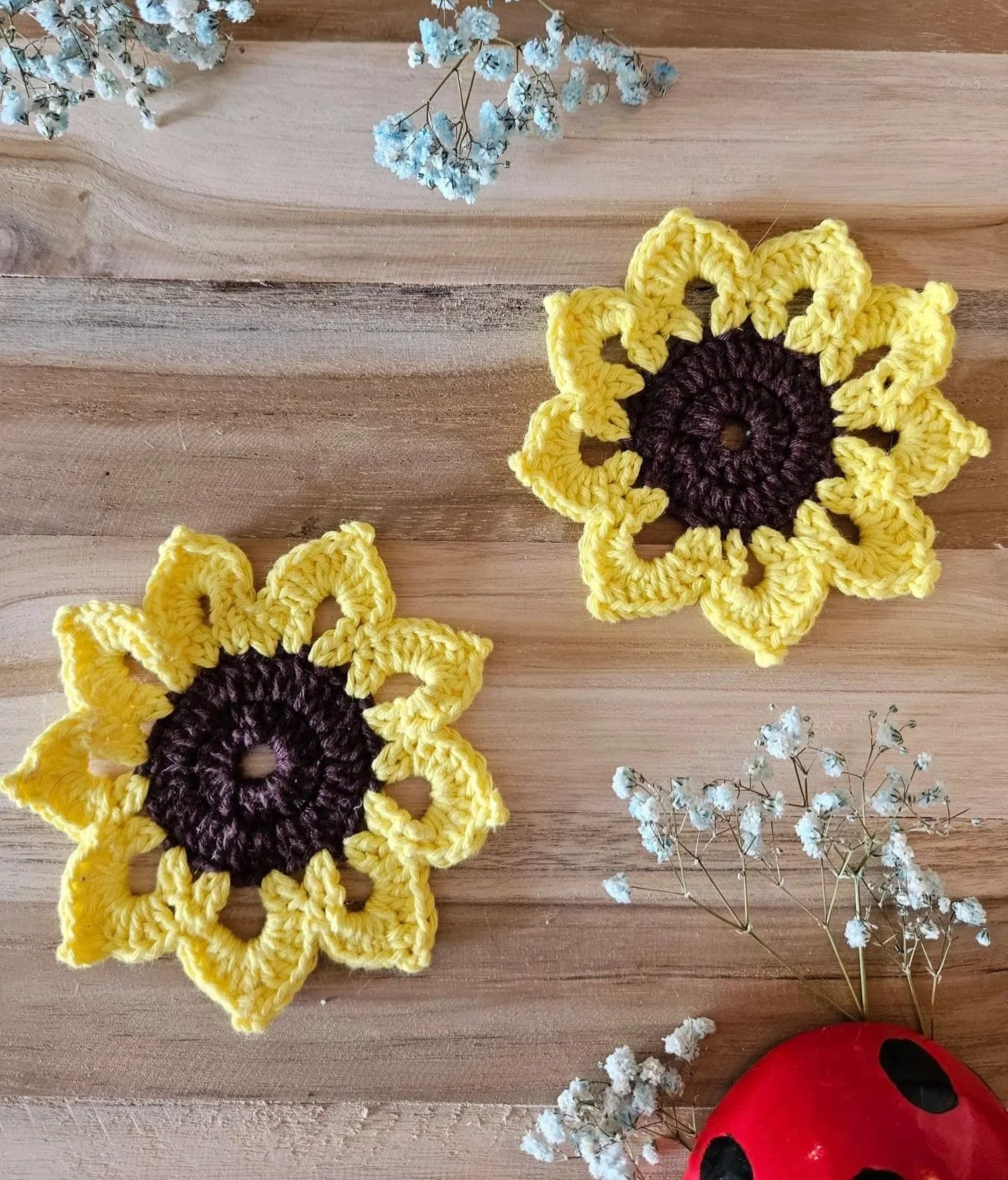Sous verre tournesol fait main au crochet sur fond en bois