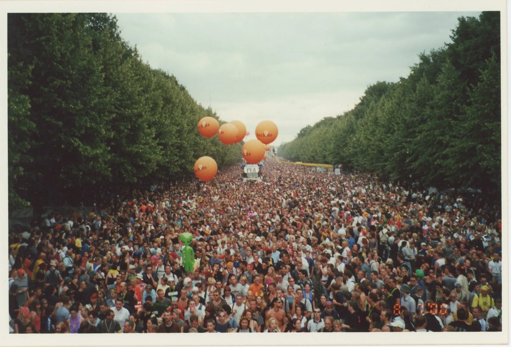Love Parade 2000 Long View.jpg