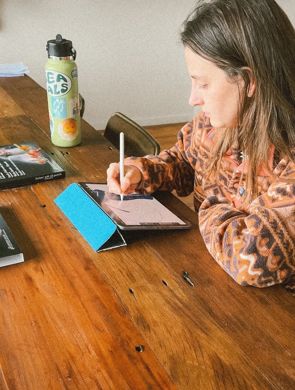 How I draw 99% of the time. No fancy set up. Just me in my coziest clothes, no make up,  listening to my favourite tunes. I admit I could have at least brushed my hair 😂

#artistdrawing #oceaninspiredart #artprocess #surfculture #surfart