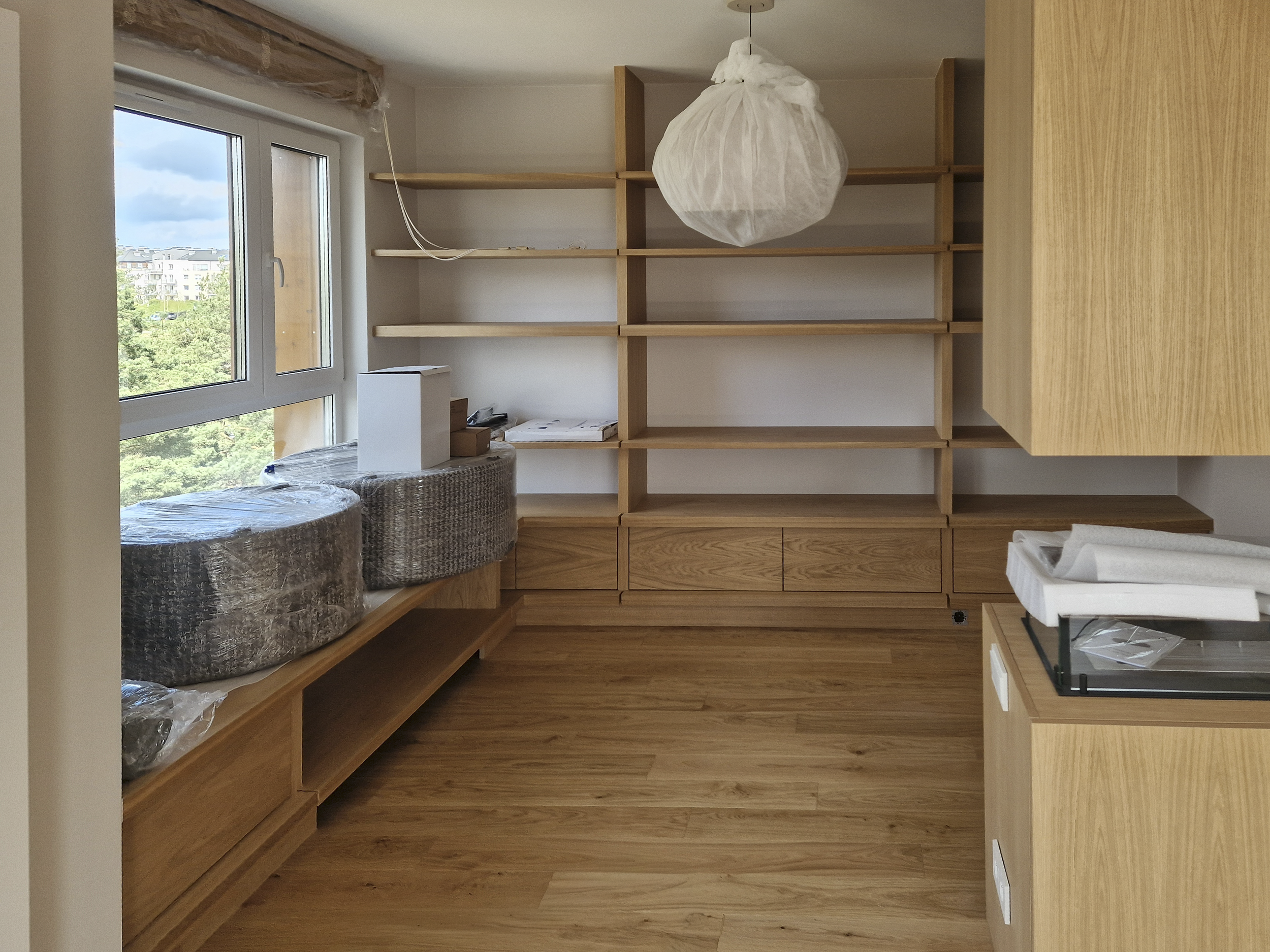 merchel-stolarka-gdynia-apartment-02-kitchen-shelves.png