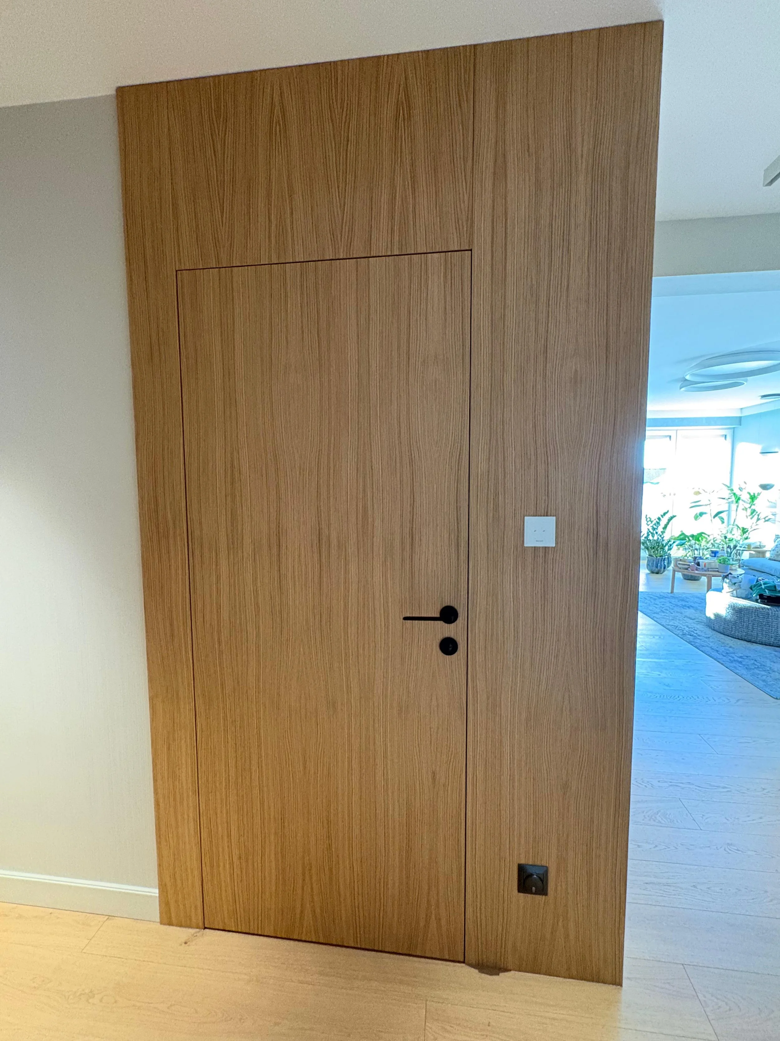 gdansk-morena-apartment-10-door-detail-oak.jpeg