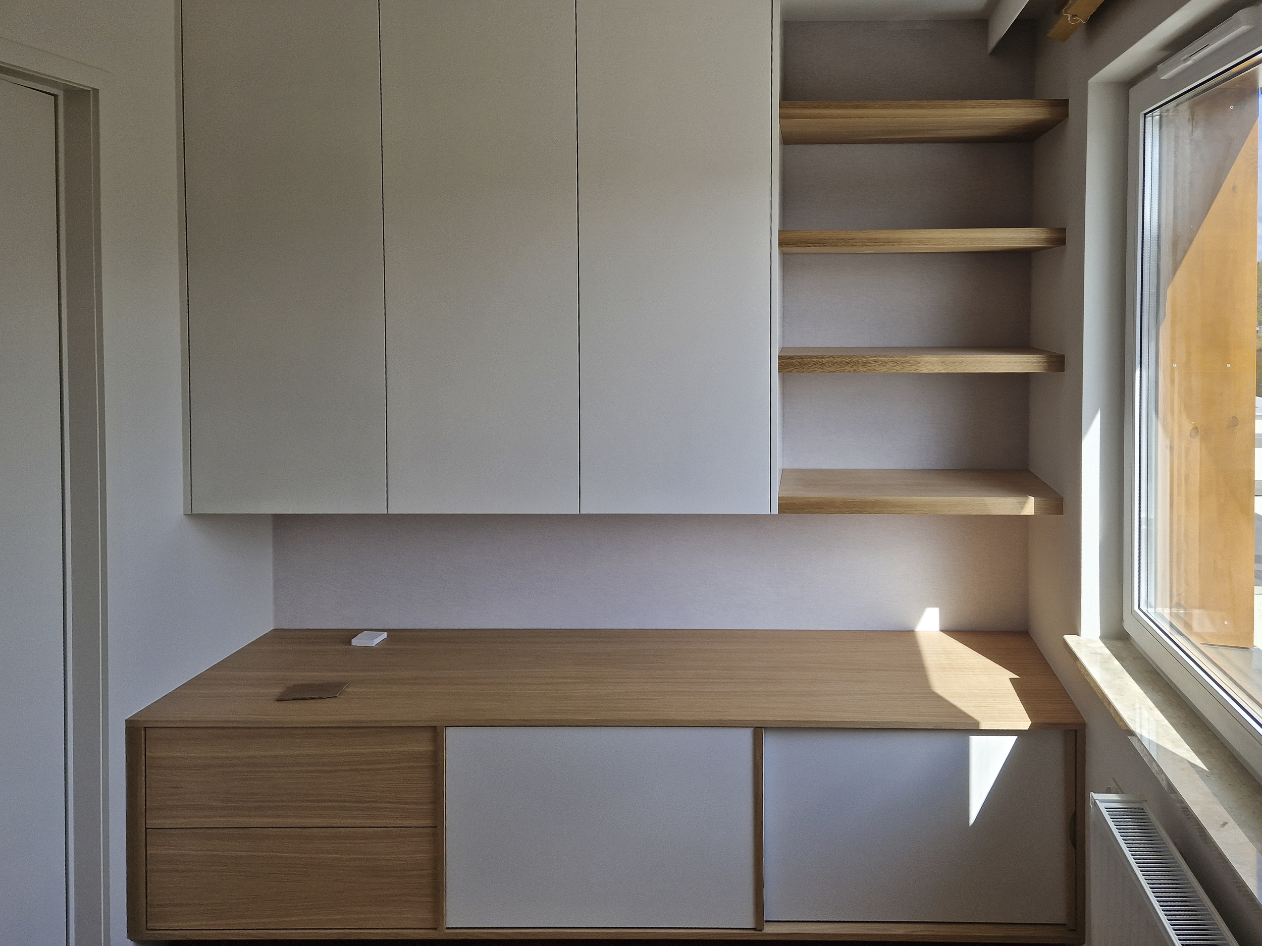 merchel-stolarka-gdynia-apartment-04-desk-built-in.png