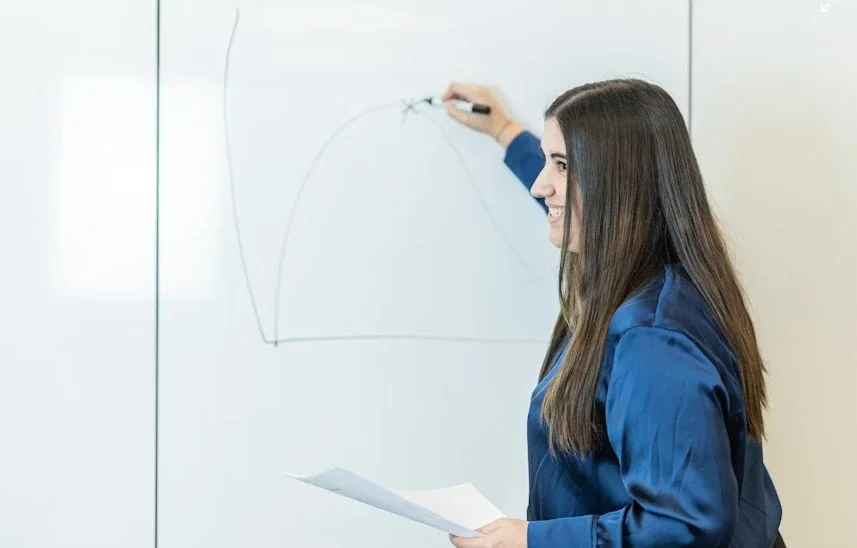 entrepreneur presenting about how lead magnets work