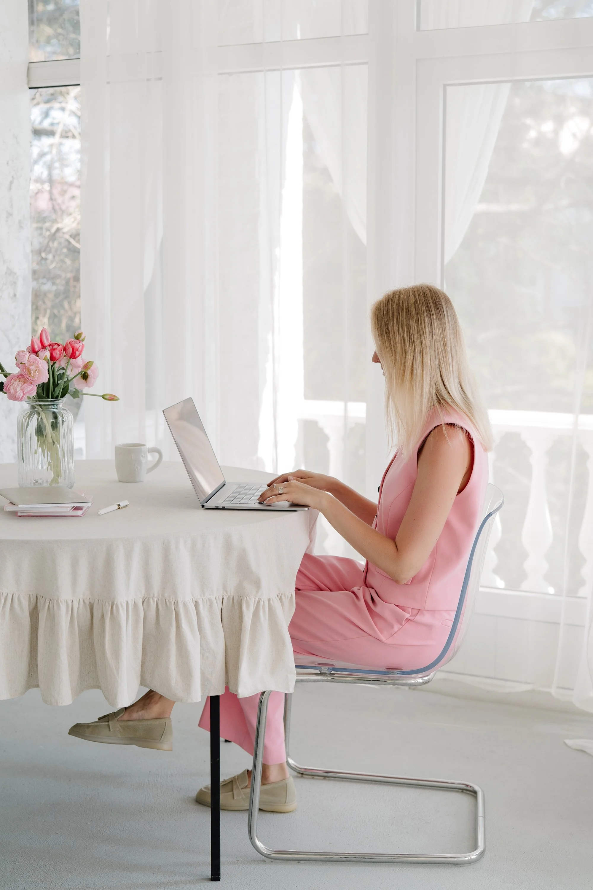 female entrepreneur scheduling trial reels