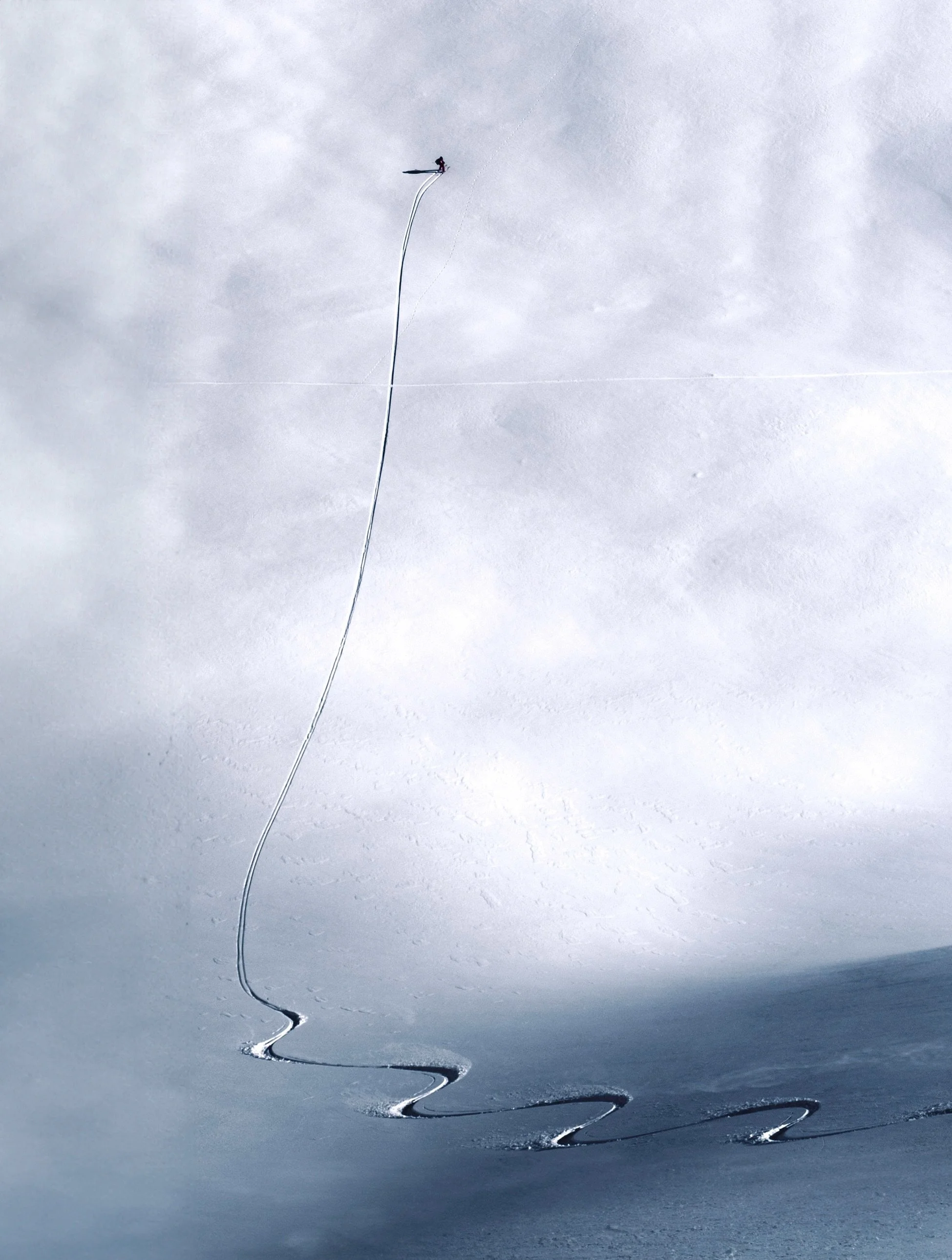 un skieur en haut d'une pente enneigée, exécutant un saut acrobatique, tracé de tracing dans la neige