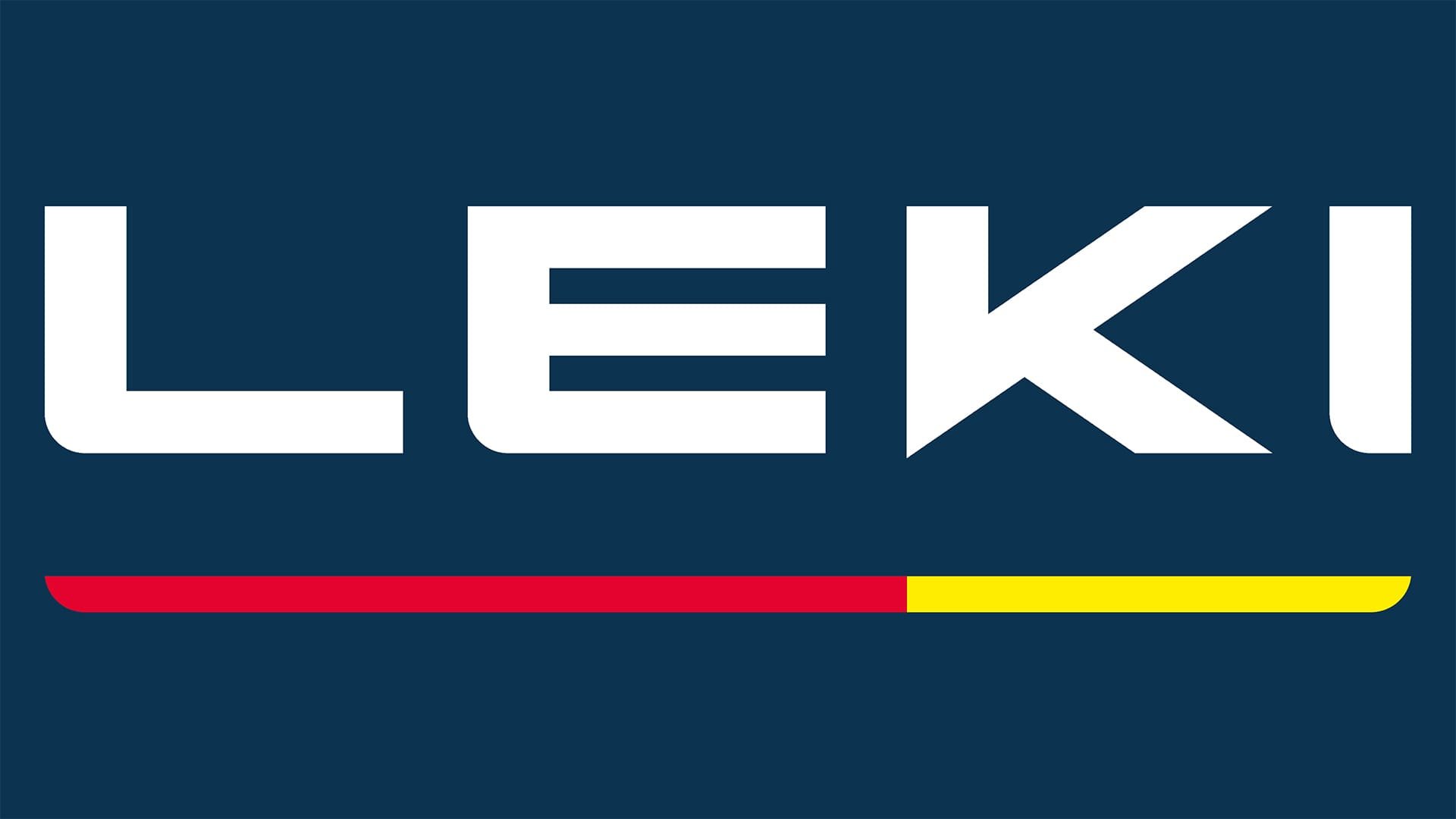Logo de la marque Leki avec texte blanc sur fond bleu et une ligne de progression colorée en rouge, jaune et noir.