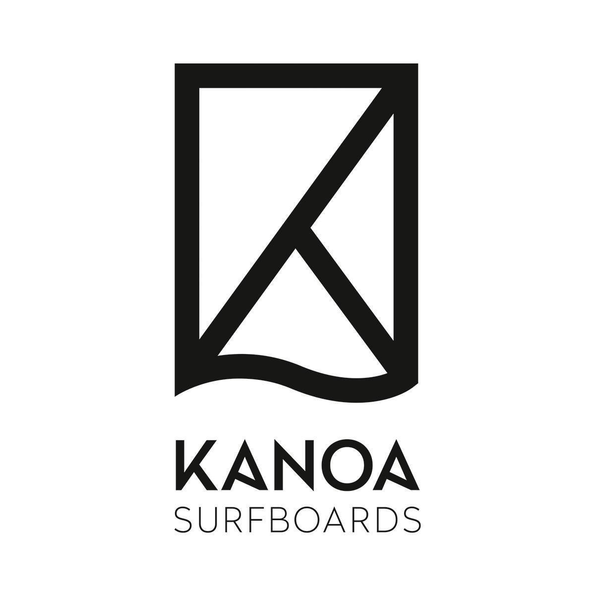 Logo en noir et blanc de Kanoa Surfboards, représentant une planche de surf stylisée avec un design géométrique, accompagnée du texte 'Kanoa Surfboards' en dessous.