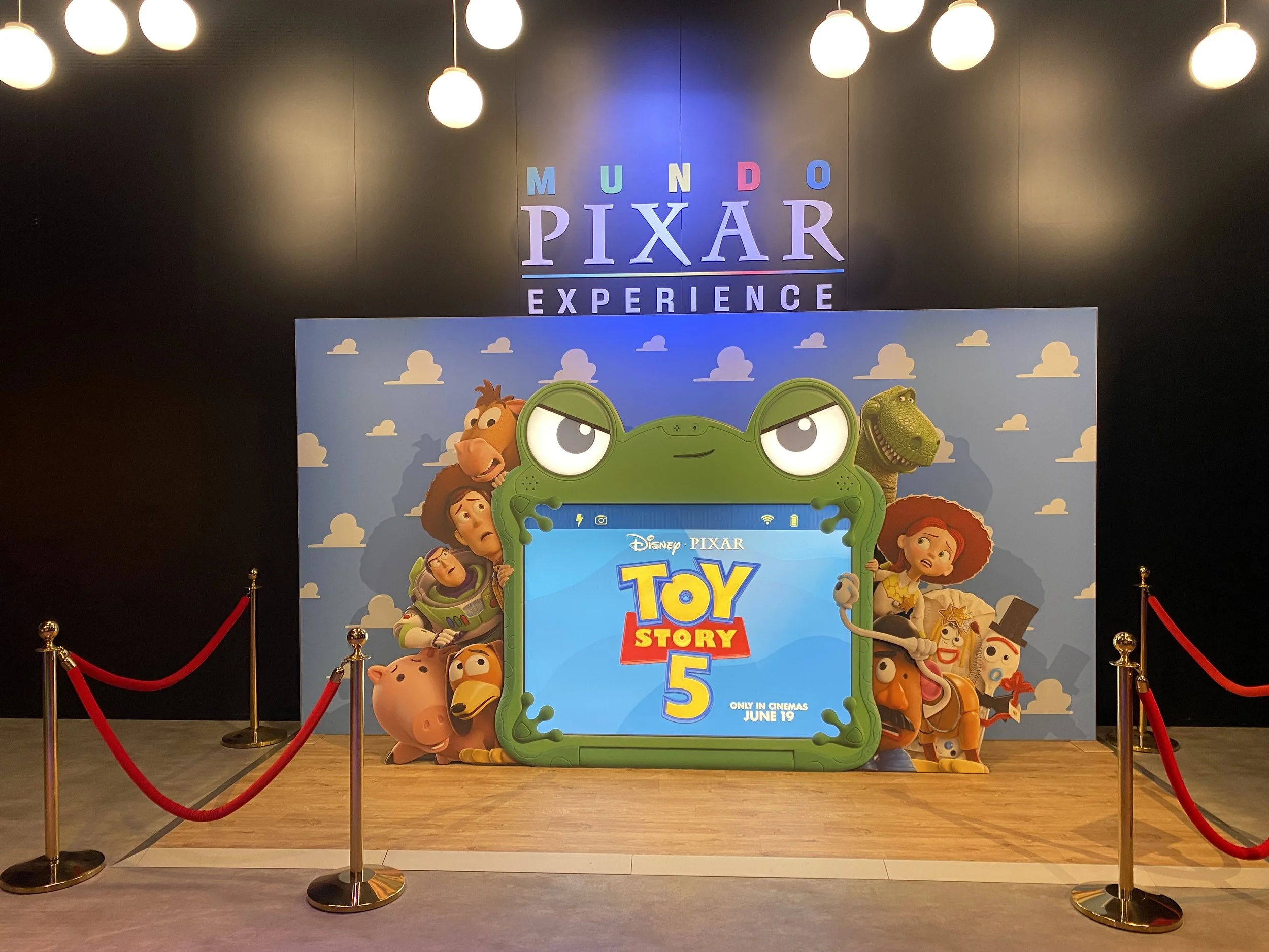 MUNDO PIXAR.jpg