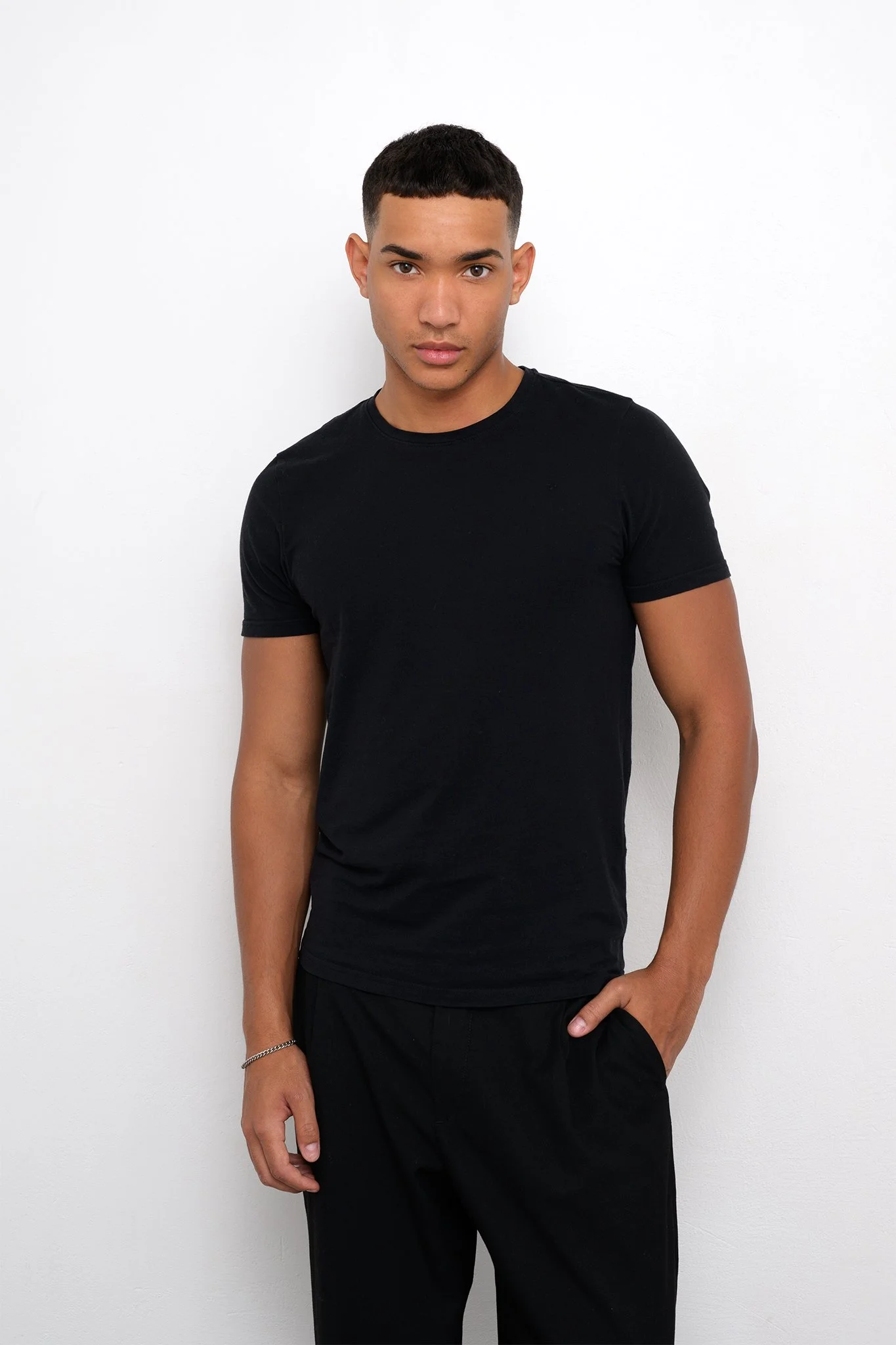 Natürliches Model Digital eines Male Models vor weißem Hintergrund für Agenturen und Castings.