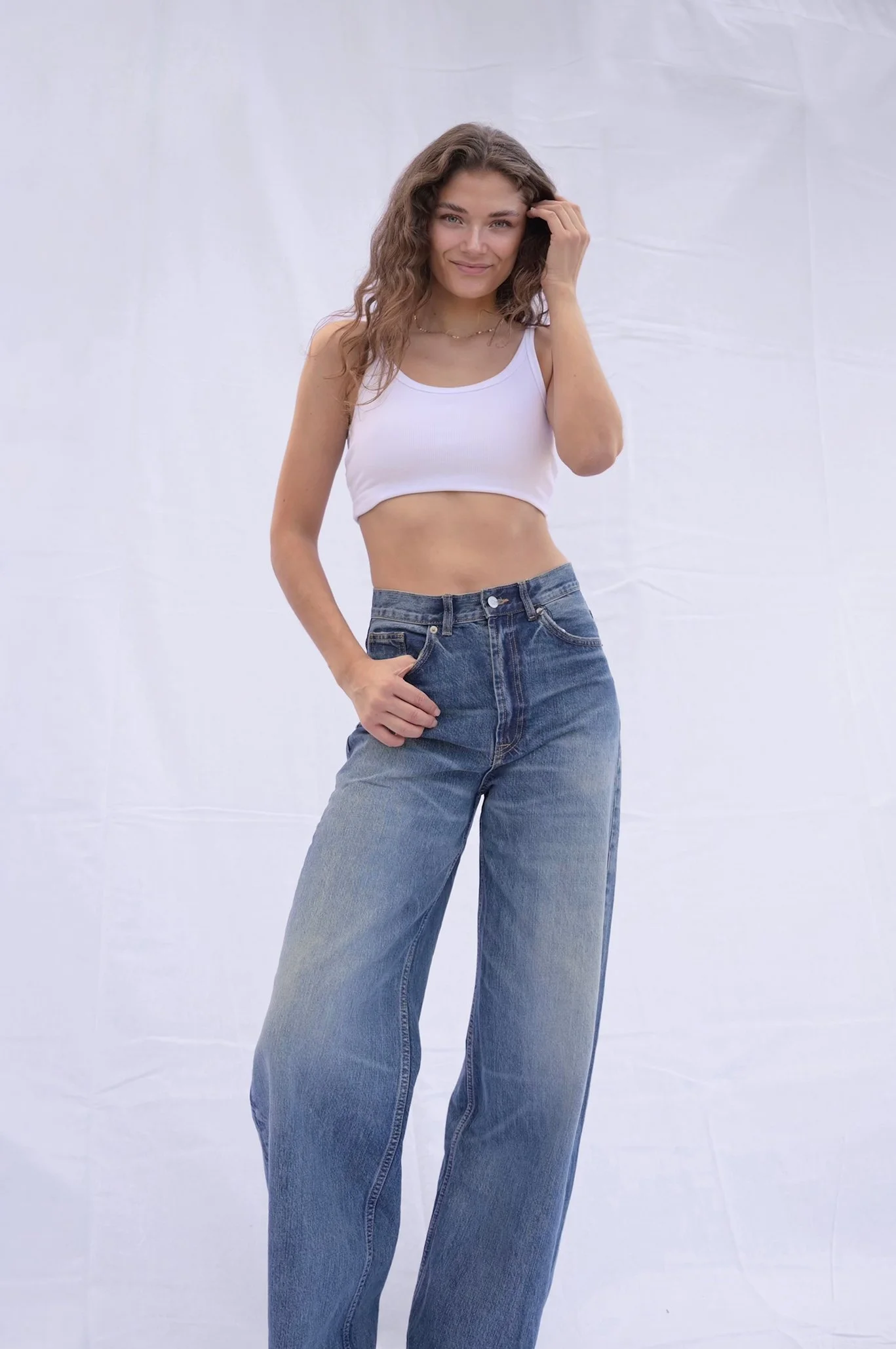 Ganzkörper Model Digital von Tessa in schlichtem weißen Top und Jeans für Agenturen und Castings. Most Wanted Models München