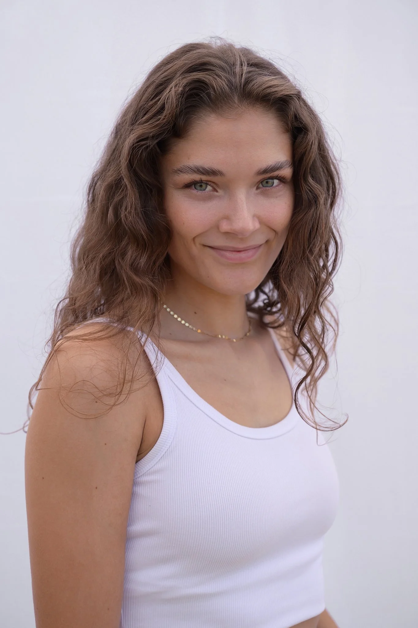 Natürliches Model Polaroid Portrait von Tessa vor hellem Hintergrund, fotografiert im Peter Becher Studio Nürnberg.