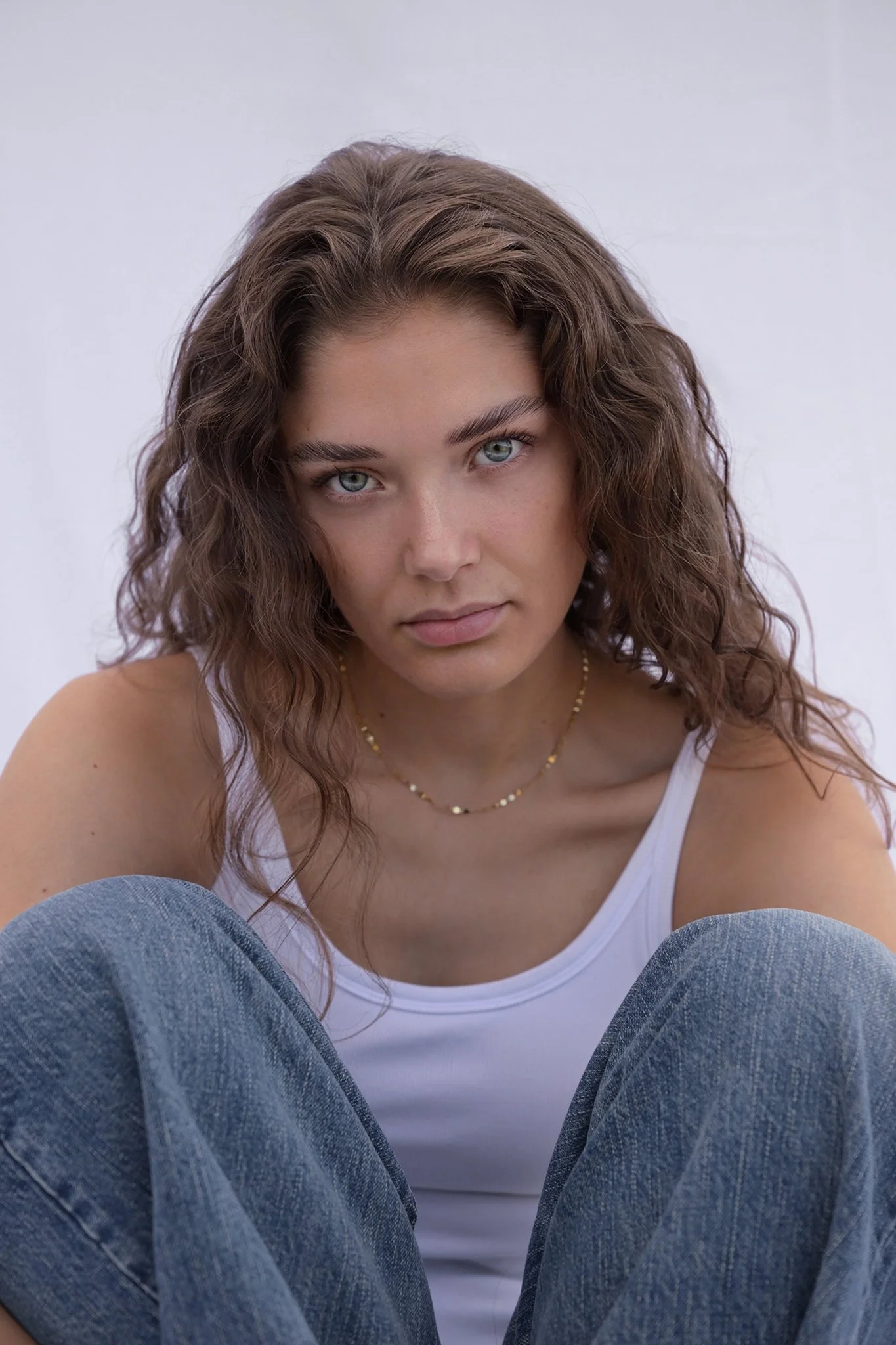 Natürliches Model Polaroid Portrait von Tessa mit ungestylten Locken, fotografiert im Peter Becher Studio Nürnberg. Für Freistilmodels