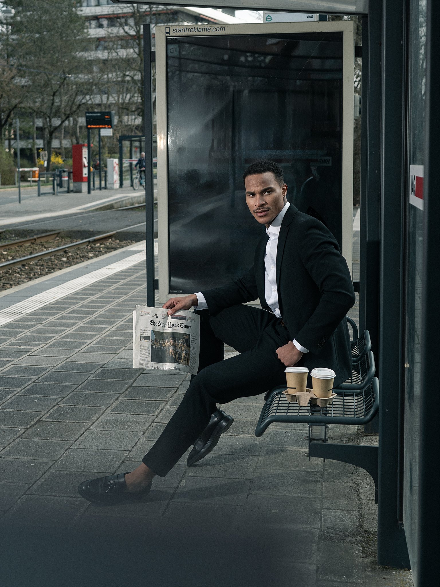 raphael-fashion-model-business-mood-strassenbahn.jpg