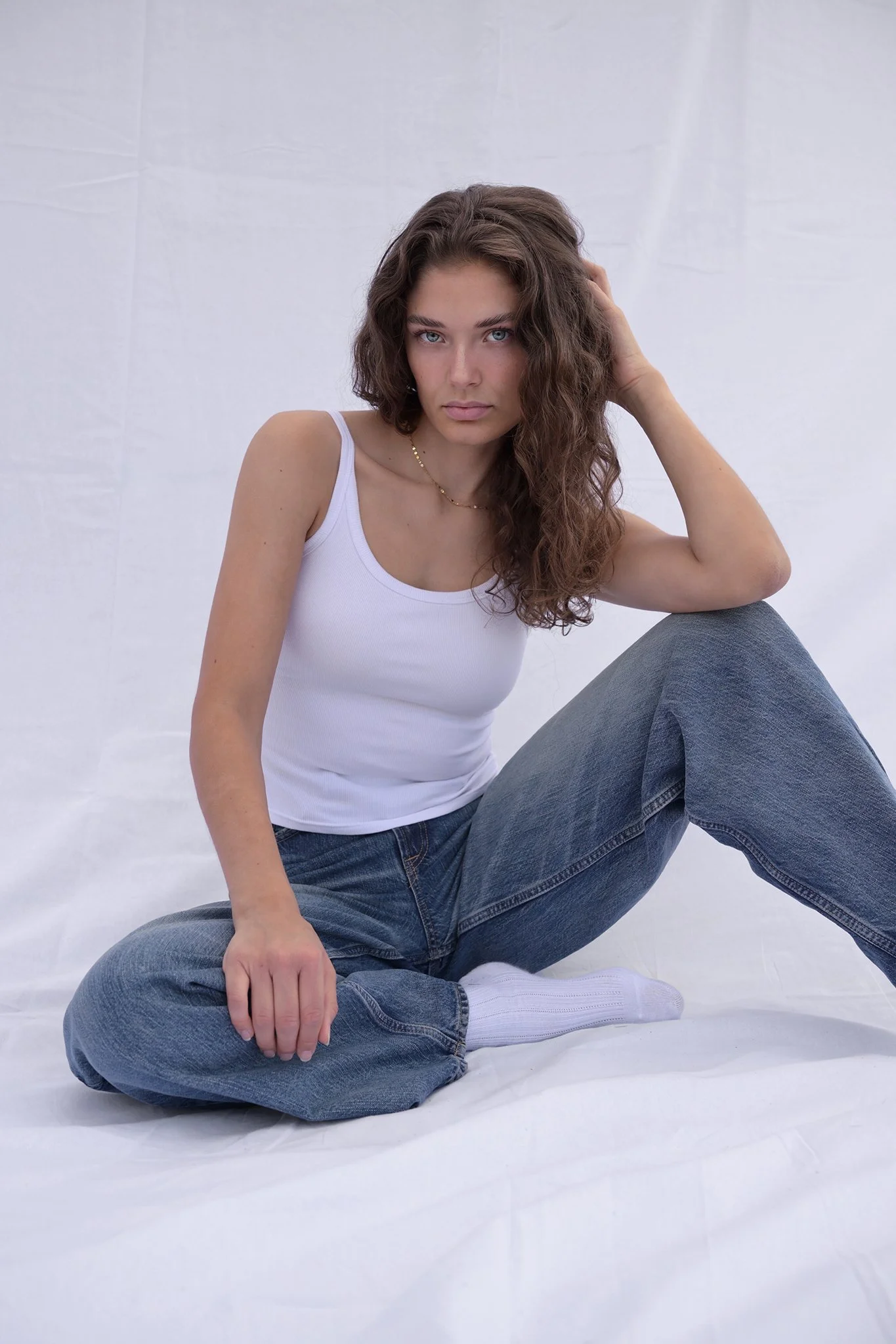 Natürliches Model Polaroid von Tessa in sitzender Pose vor neutralem Studiohintergrund für Vida Models Nuernberg