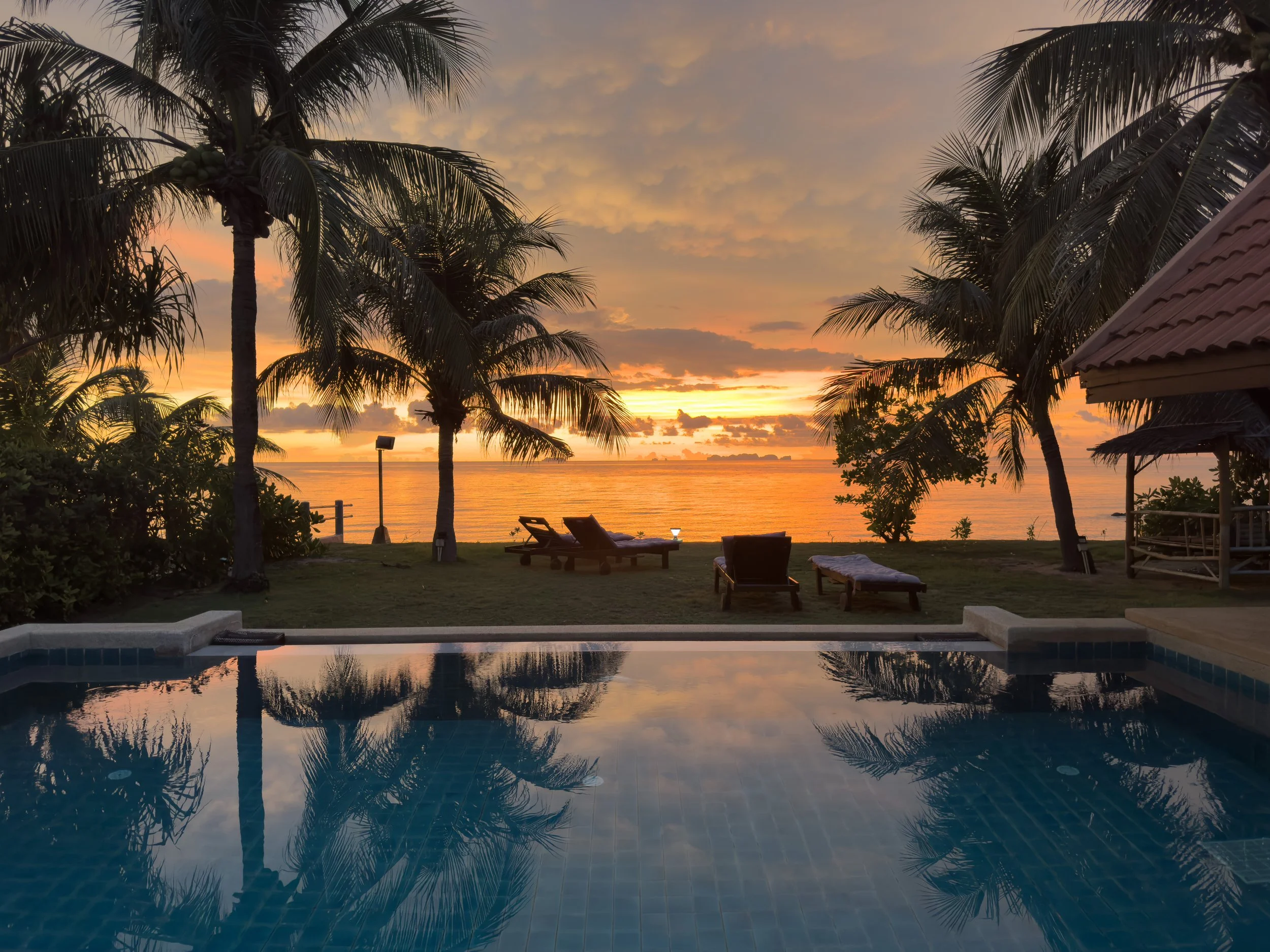 Koh Lanta - Beachfront-villa-sunset.jpg