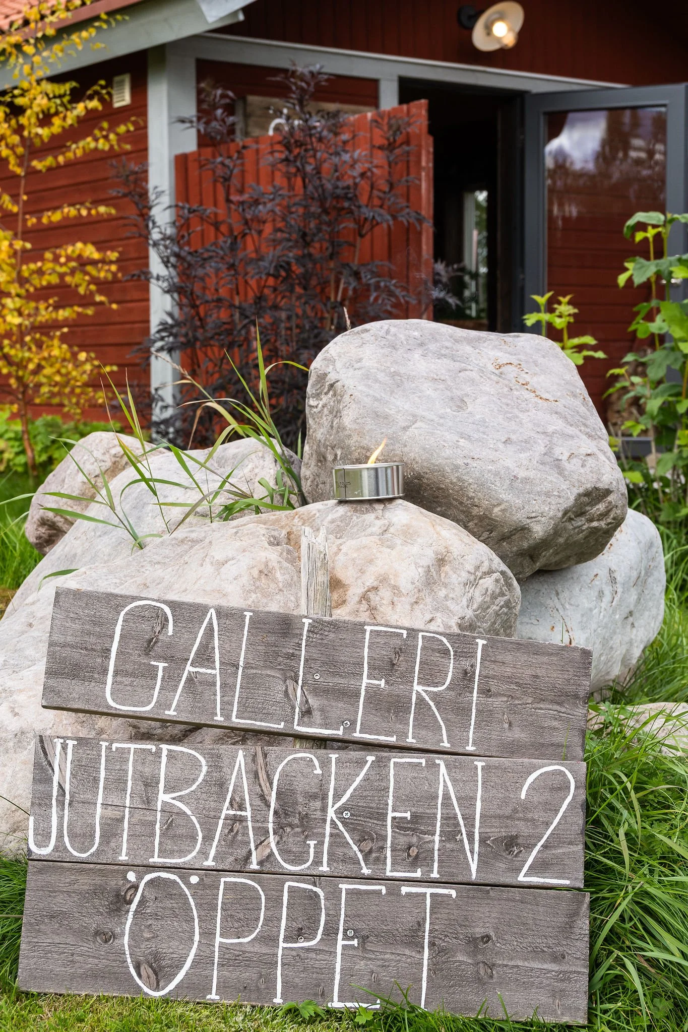 Skylt med texten Galleri Jutbacken 2 framför byMalotts gårdsbutik i Vemdalen