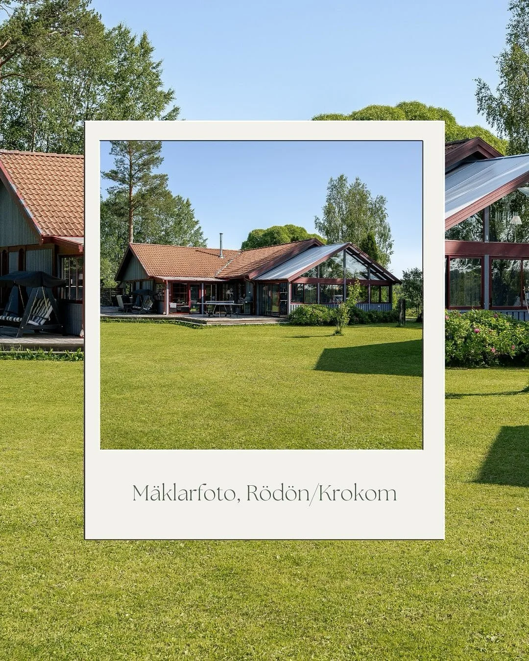 H&auml;r ute m&ouml;ts man av stillhet, rymd och ett hem d&auml;r varje f&ouml;nster bjuder p&aring; ett vykort. Att f&aring; fotografera denna fastighet f&ouml;r Andreas p&aring; Bjurfors i &Ouml;stersund var en ren njutning. Det &auml;r n&aring;got