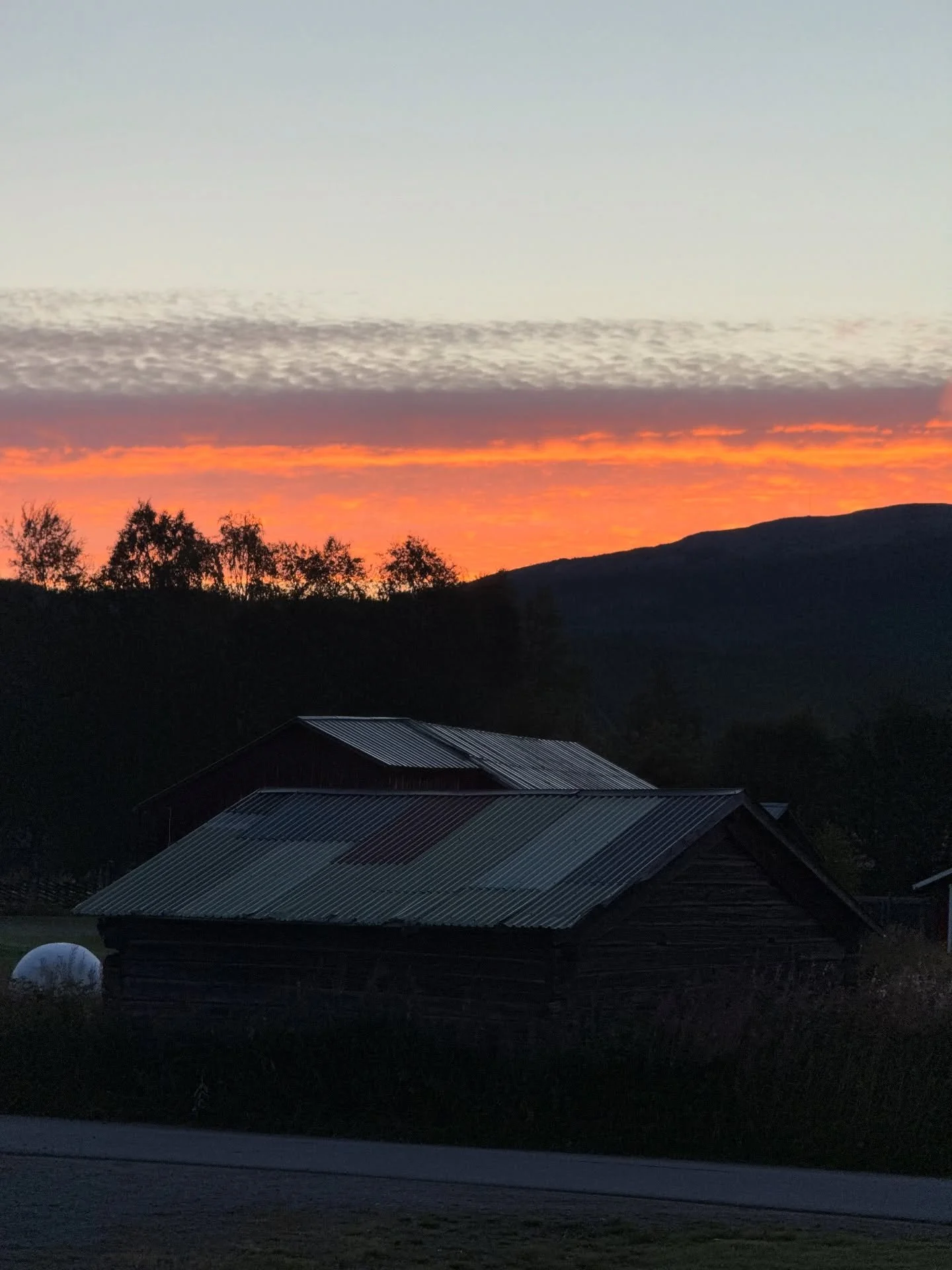Sommarm&aring;nadernas ljus k&auml;nns n&auml;stan evigt. Kv&auml;llar som dr&ouml;jer sig kvar och gryningar som aldrig riktigt sl&auml;cker sin gl&ouml;d. Nu tar h&ouml;sten vid. Ljuset skiftar, blir klarare, skarpare. Samtidigt g&aring;r vi snabbt