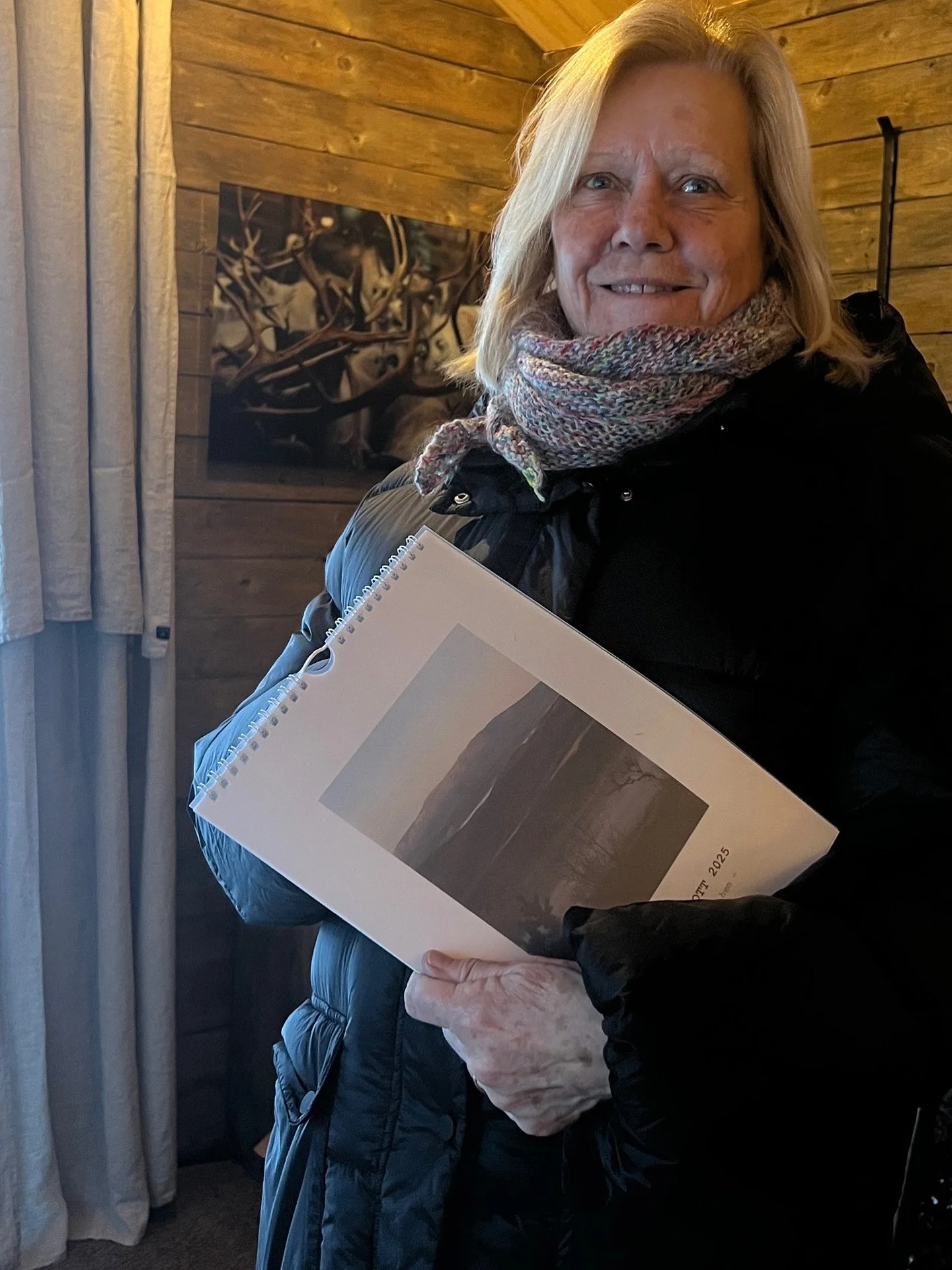 Nu &auml;r arbetet ig&aring;ng med succ&eacute;n fr&aring;n f&ouml;rra h&ouml;sten. Kalender byMalott 2026 och f&ouml;rhandsbokning &auml;r m&ouml;jlig fr&aring;n s&ouml;ndag. 

Precis som i &aring;r fylld med Vemdalsfj&auml;llens alla s&auml;songer.