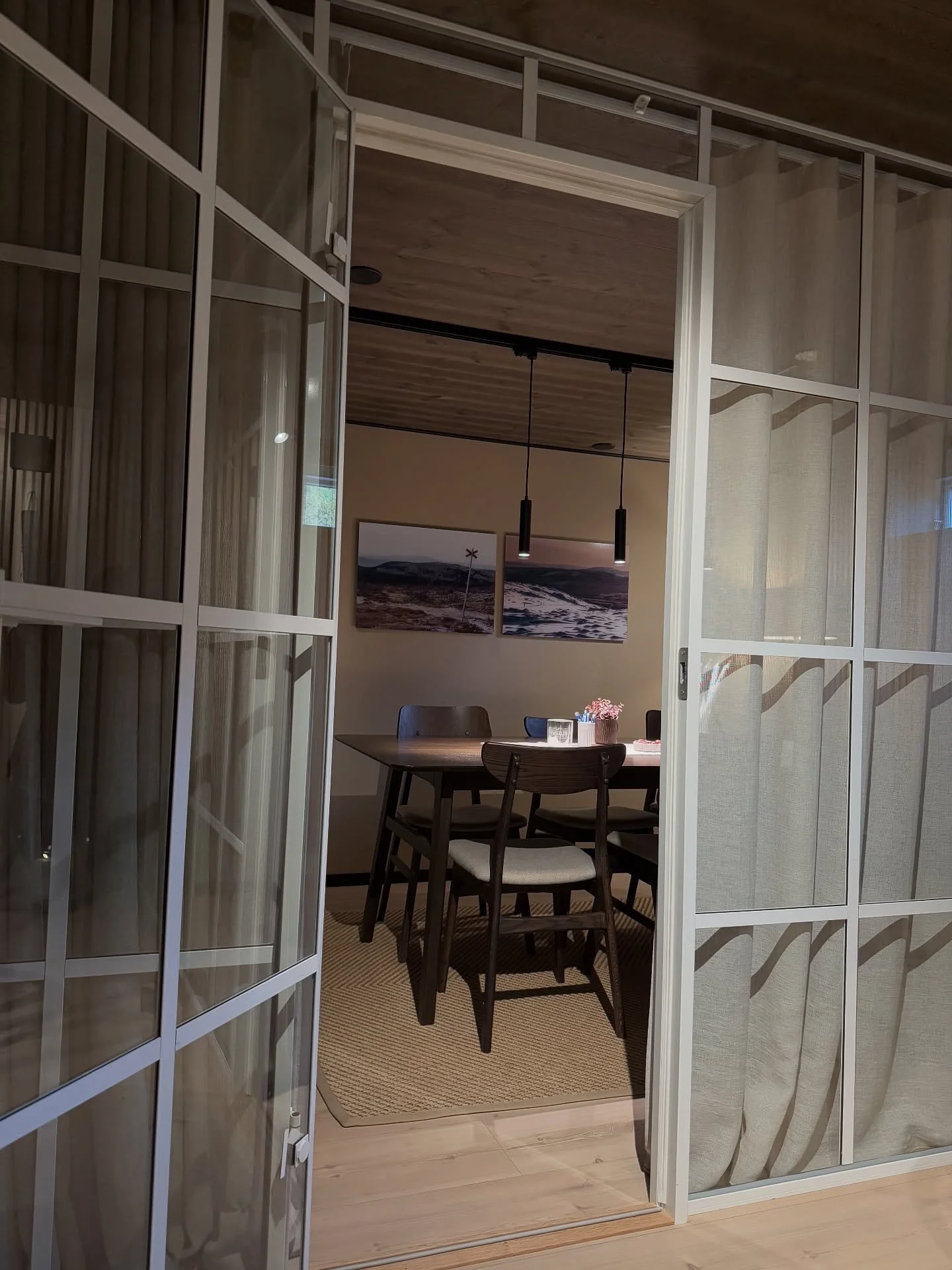 Fotokonst byMalott h&auml;nger nu hos L&auml;nsf&ouml;rs&auml;kringar Fastighetsf&ouml;rmedling Vemdalen. Tavlorna &auml;r till salu och precis som tidigare vintrar hos Br&auml;jks Matbar kommer motiven att bytas ut med tiden. P&aring; s&aring; vis f
